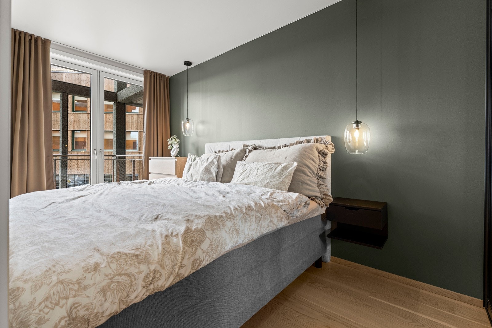 Leiligheten har ett soverom, som har plass til dobbeltseng og garderobeløsning. Galleribilde