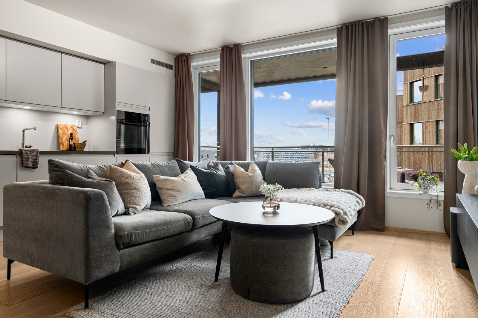 Stuen er lys og luftig, med store vindusflater mot øst som slipper inn godt med dagslys. Galleribilde