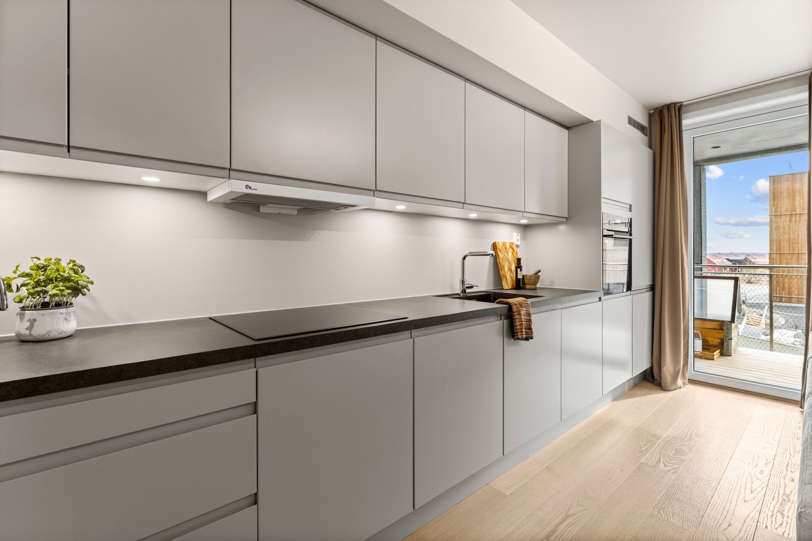 Integrerte hvitevarer som kjøl/frys, stekeovn, platetopp og oppvaskmaskin. Galleribilde