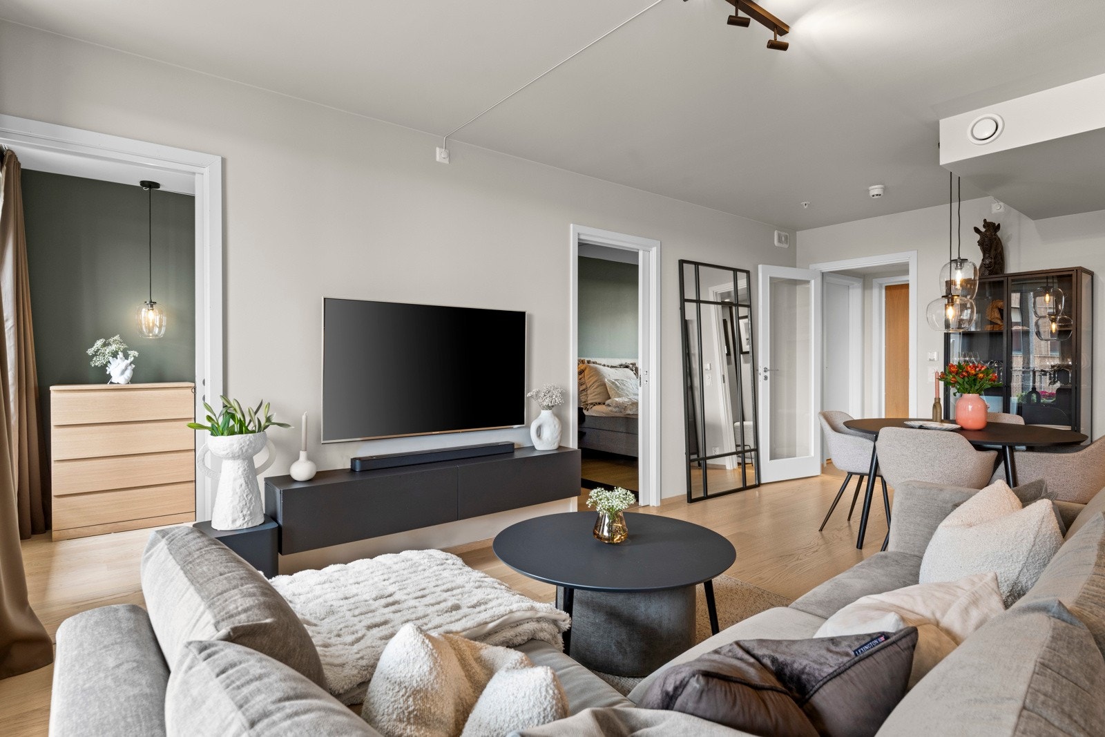 Gulvet er belagt med parkett, og det er vannbåren gulvvarme også her. Galleribilde