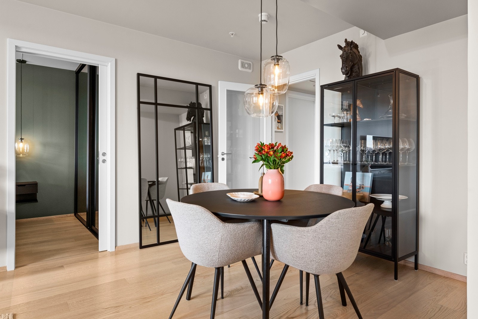 Rommet har en åpen løsning mot kjøkkenet og plass til både sofagruppe og spisebord. Galleribilde