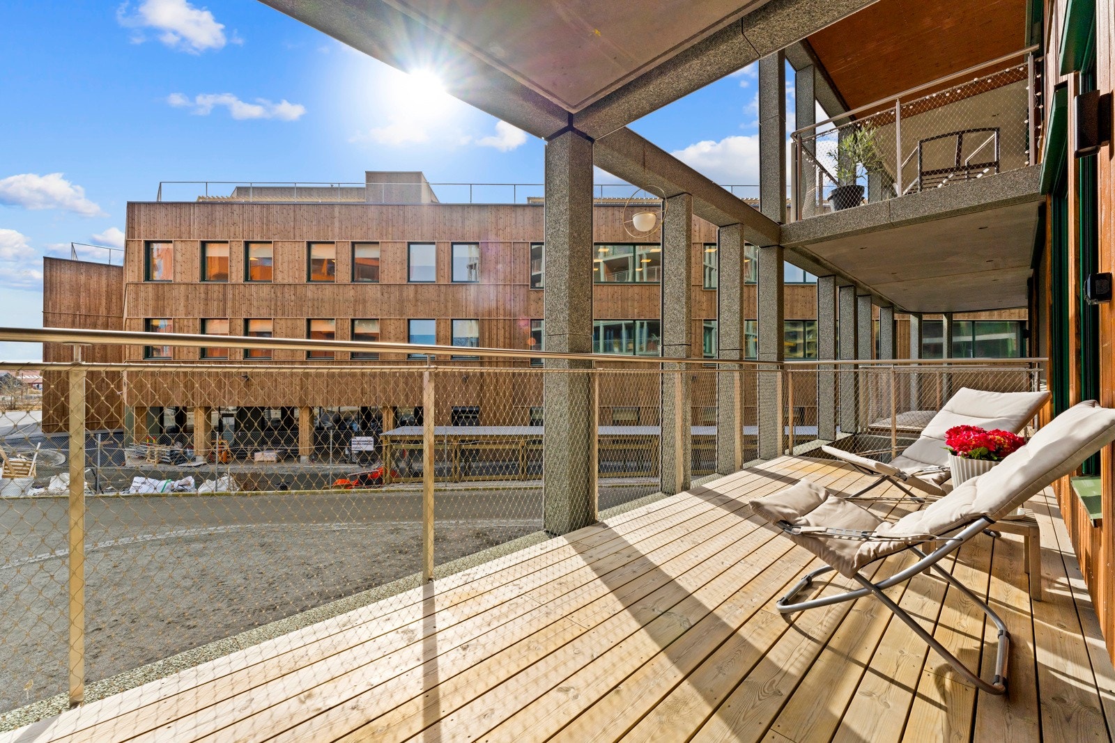 Uteområdene er pent opparbeidet med beplantning, steinlagte gangstier og sittegrupper. Galleribilde