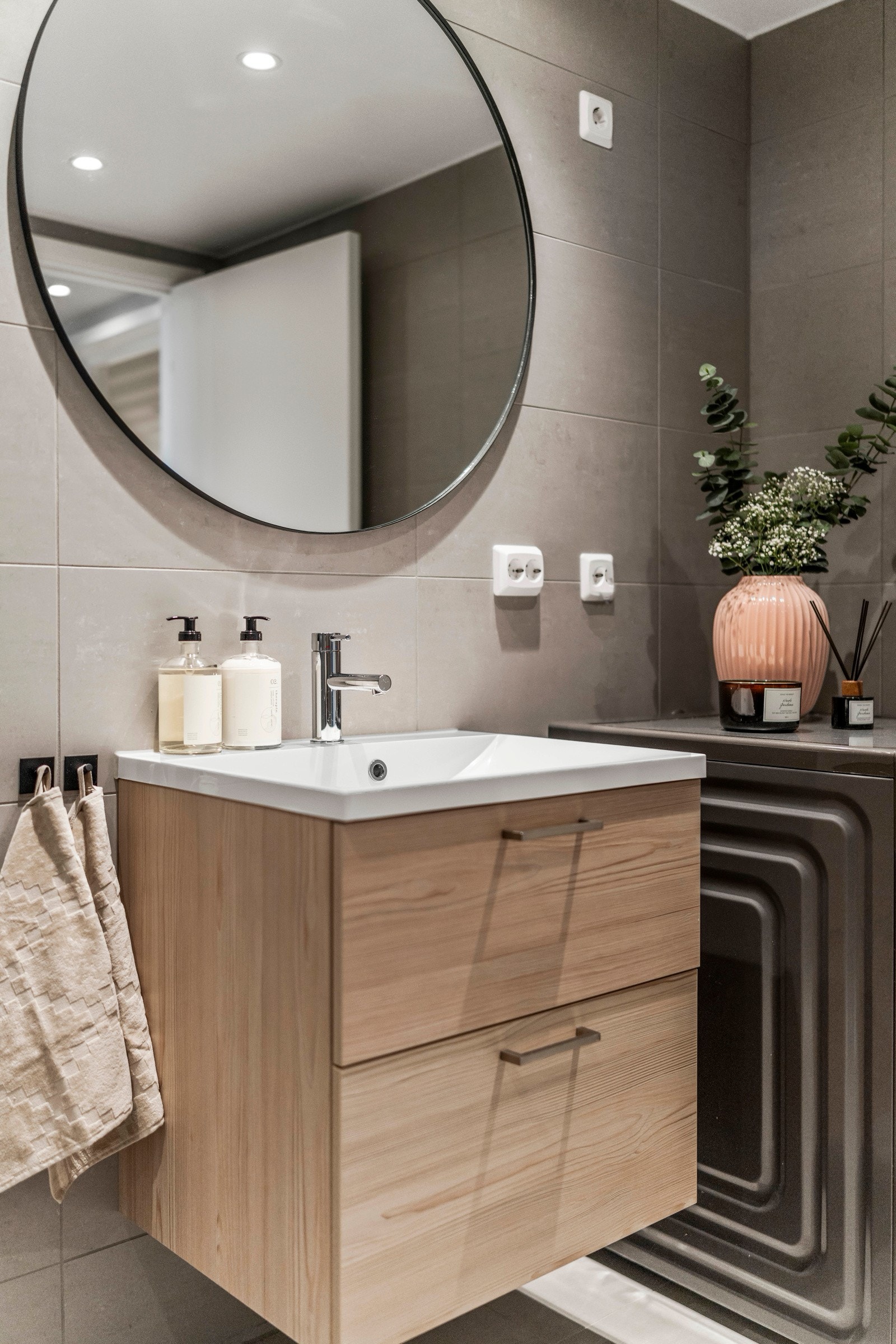 Badet er utstyrt med vegghengt toalett, dusjhjørne, servant med underskap og opplegg for vaskemaskin. Galleribilde