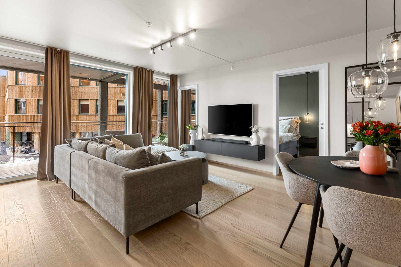 Fra stuen er det direkte utgang til en romslig, delvis overbygget balkong på 14 m² Galleribilde