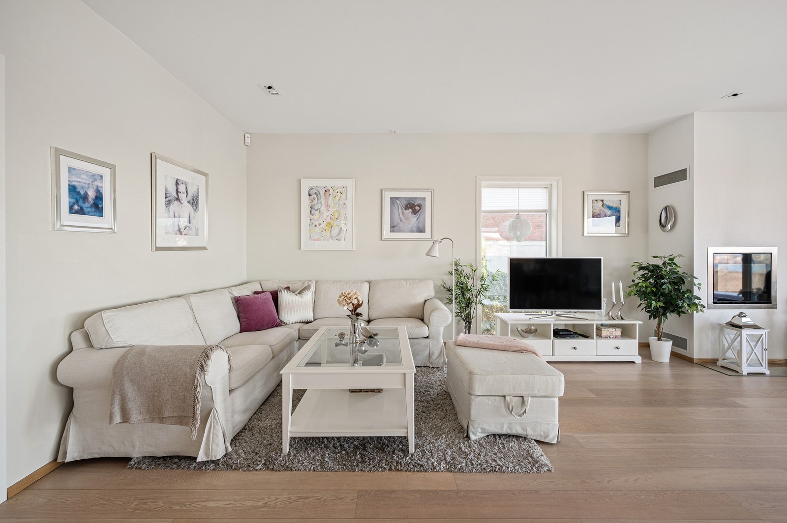 Det er spotlights i taket her Galleribilde