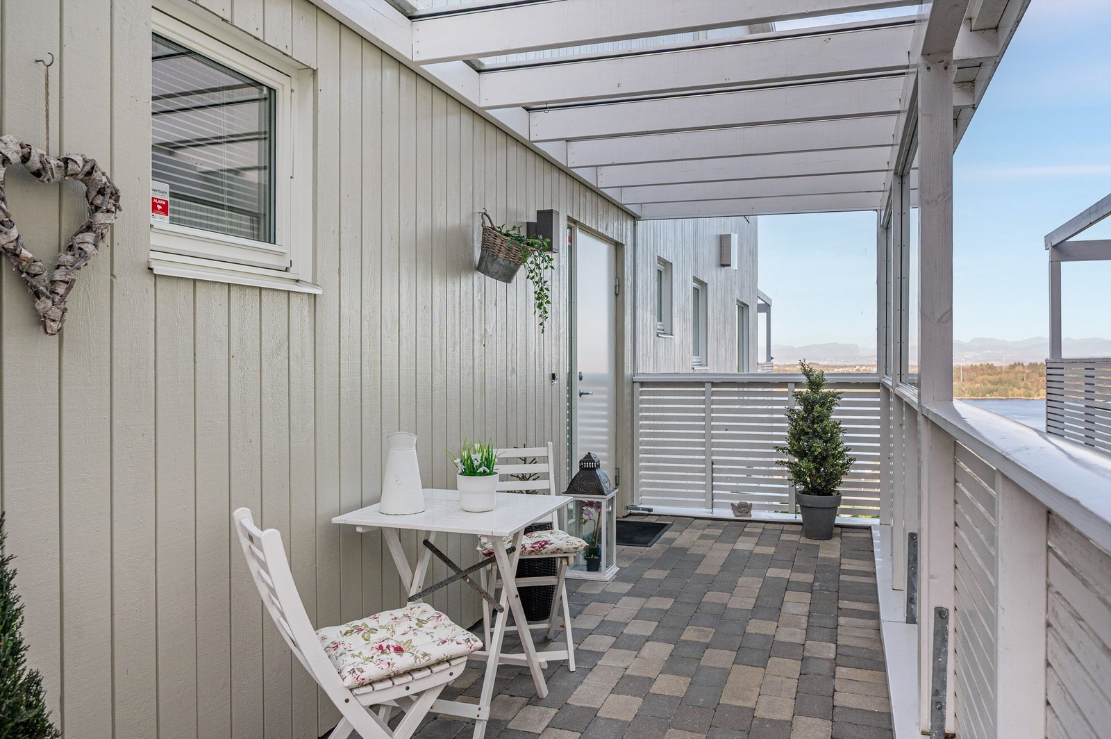 Overbygget inngangsparti med glasstak Galleribilde