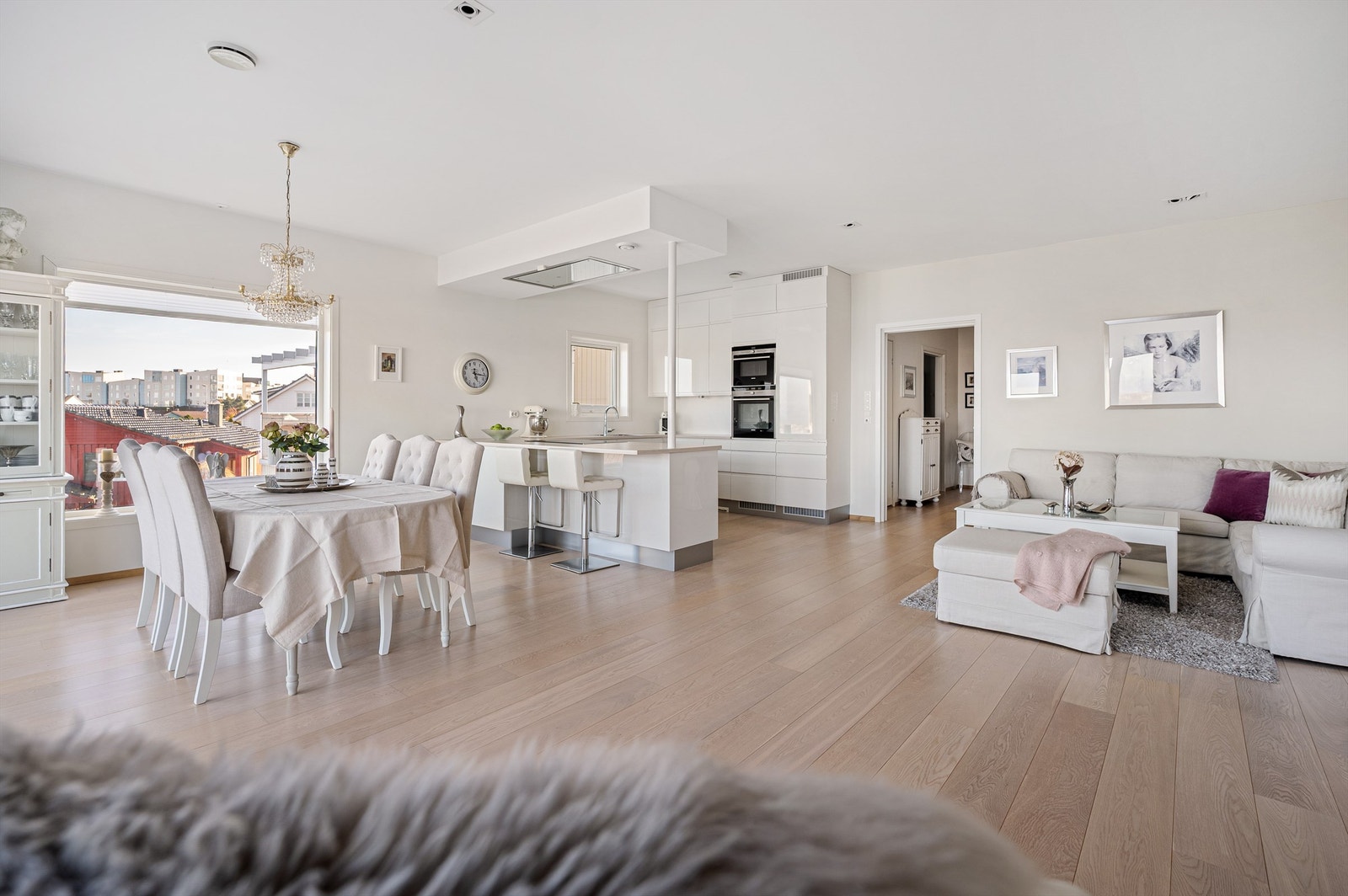 Det er riktig god takhøye her og størrelsen på rommet gir mange møbleringsmuligheter Galleribilde