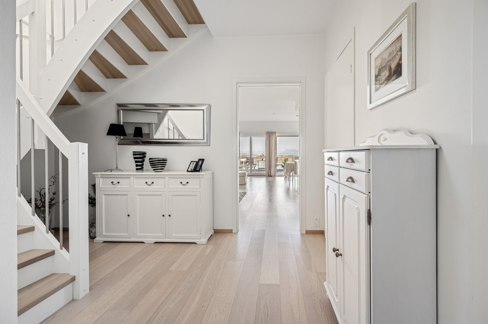 Hallen er åpen og lys og fører inn til en av stuene Galleribilde