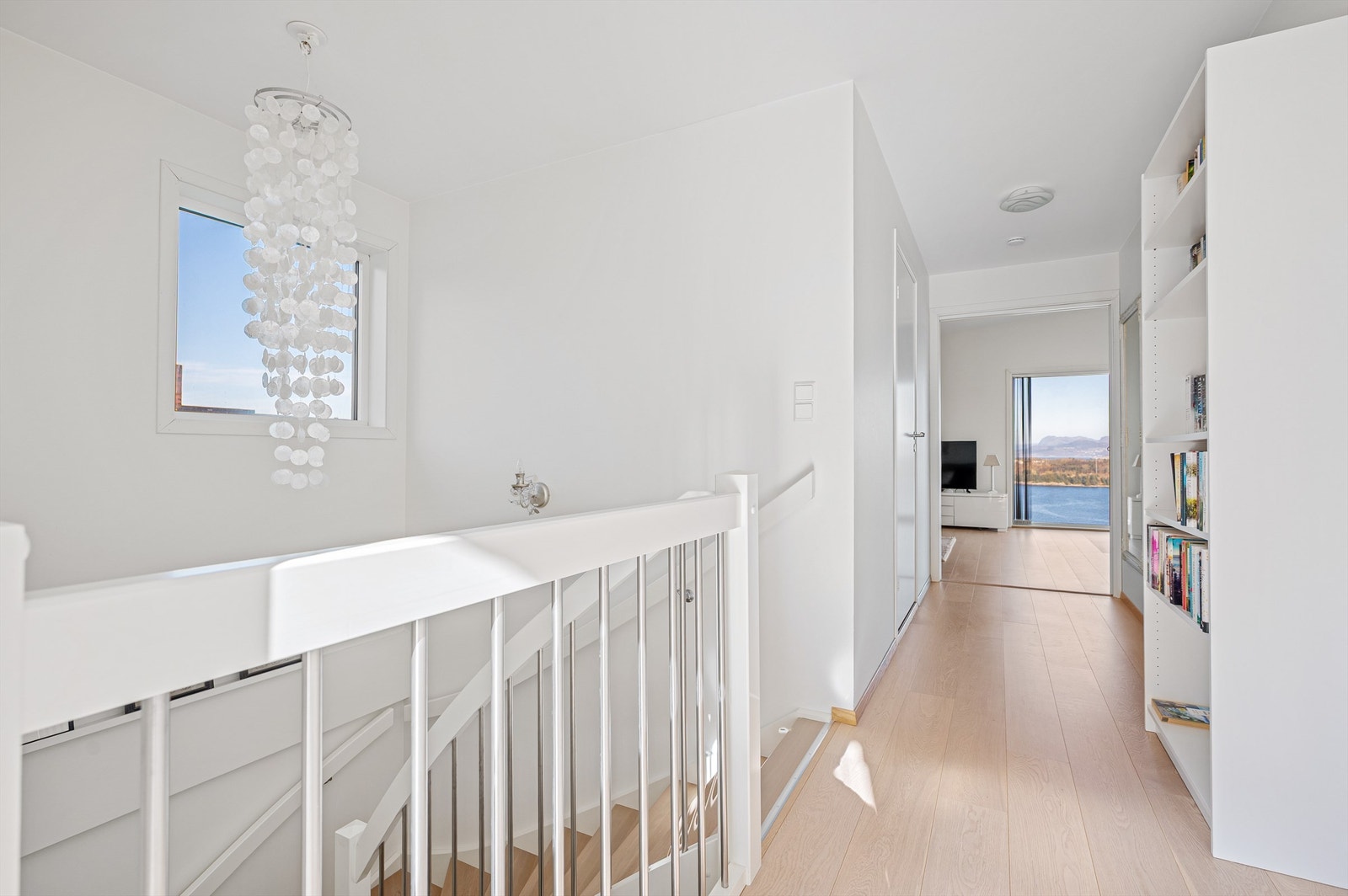 I toppetasjen er det også bra takhøyde og vidunderlig utsikt mot Byfjorden Galleribilde