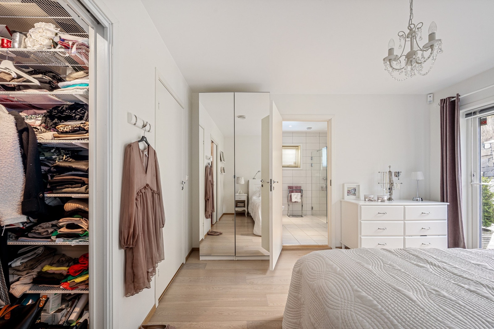 Hovedsoverommet har rommelig walk in garderobe og en suite bad - Speilskapet følger ikke handelen Galleribilde