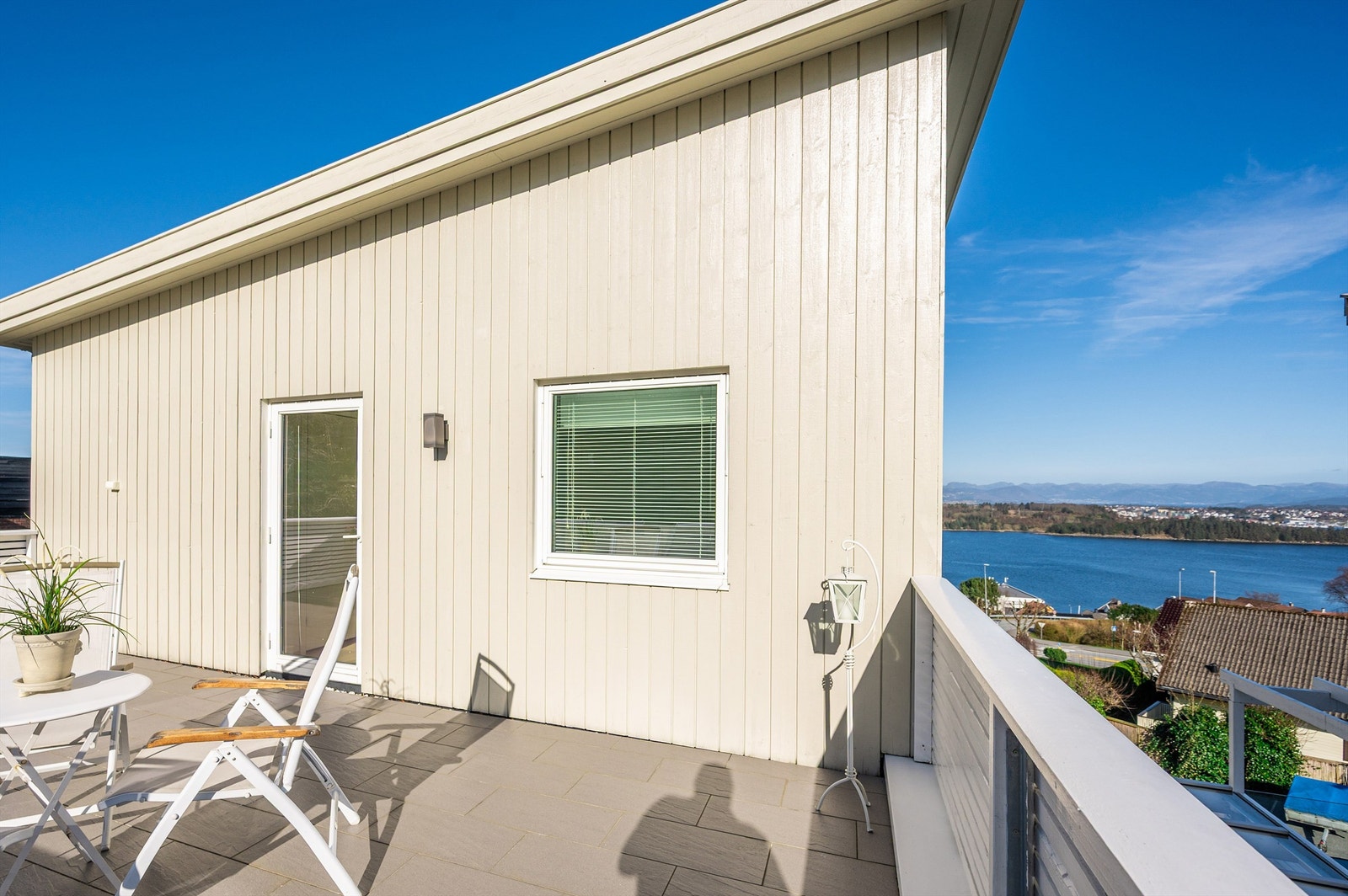 Sjøen kan i bunn og grunn sees fra alle terrasser og alle 3 stuene i denne boligen Galleribilde