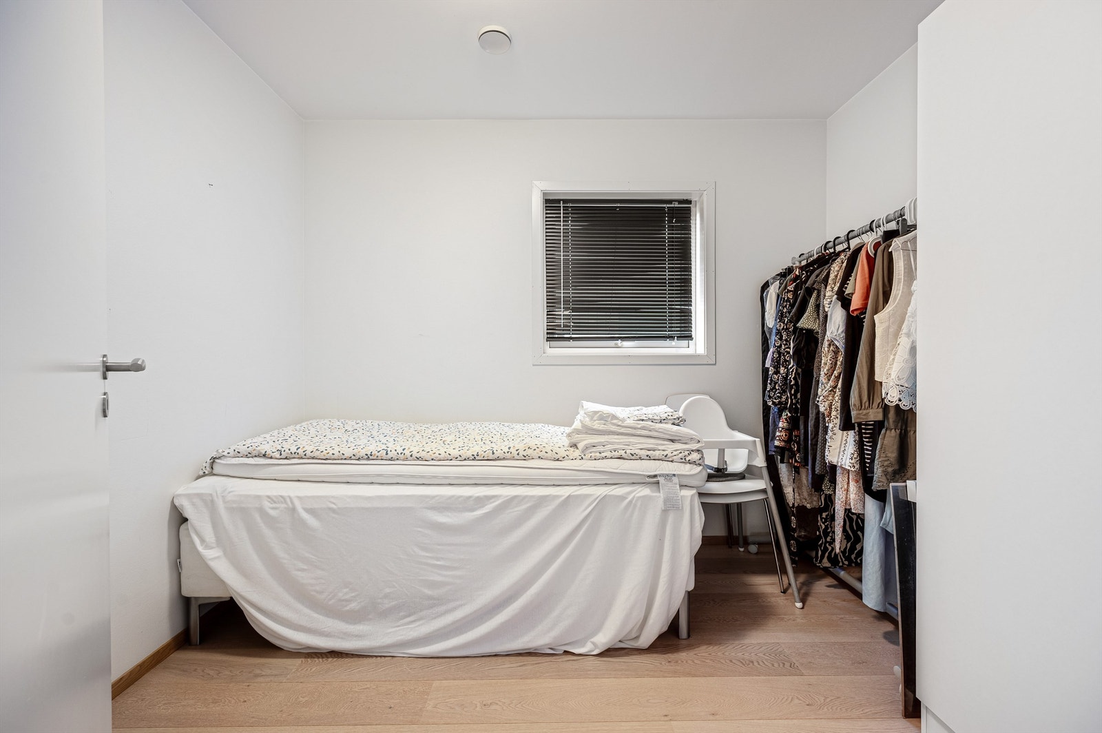 Soverom nr 3 i utleieleiligheten brukses som garderberom og bod for lagring Galleribilde