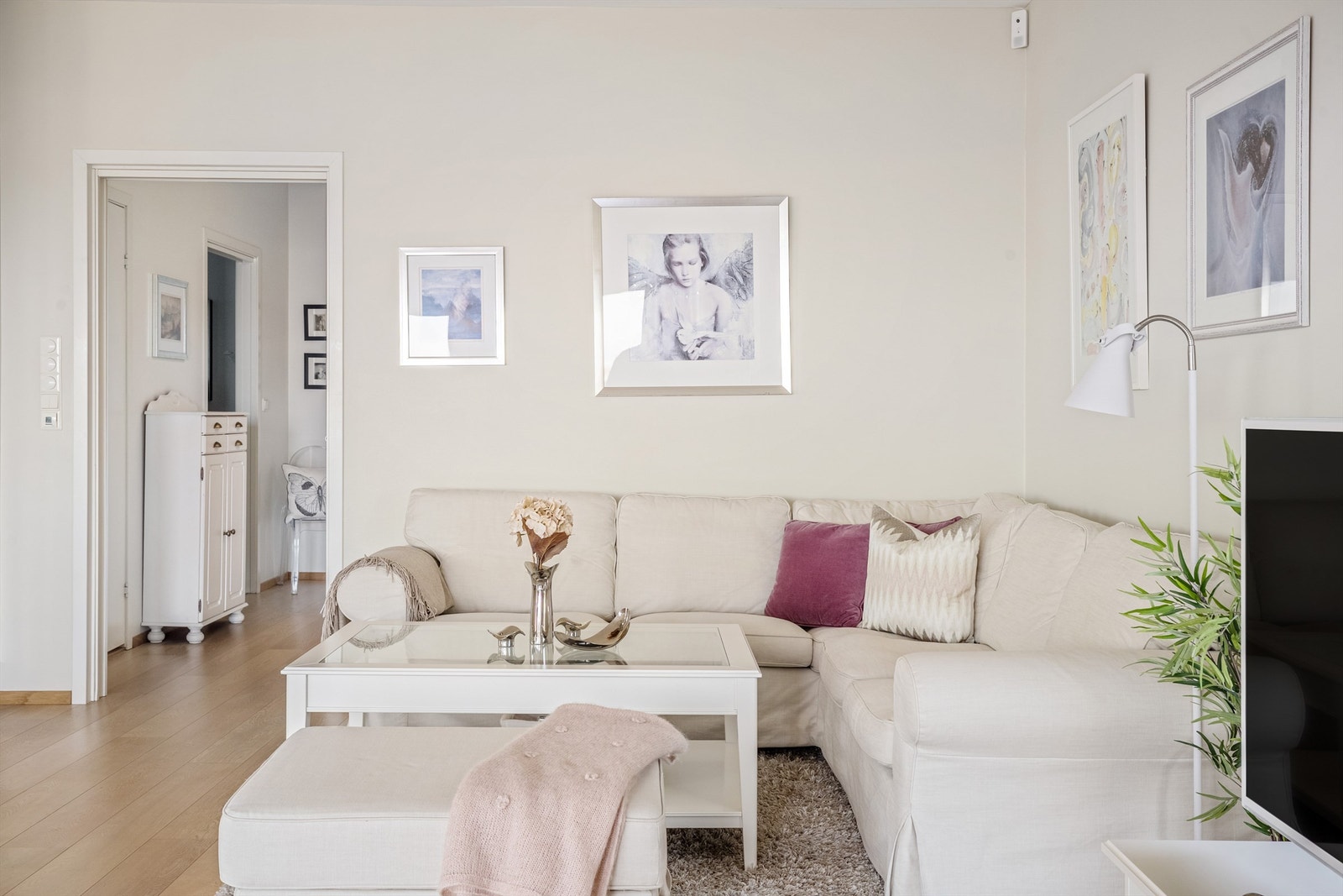 Stuen kan lukkes mot gangen med praktisk skyvedør Galleribilde