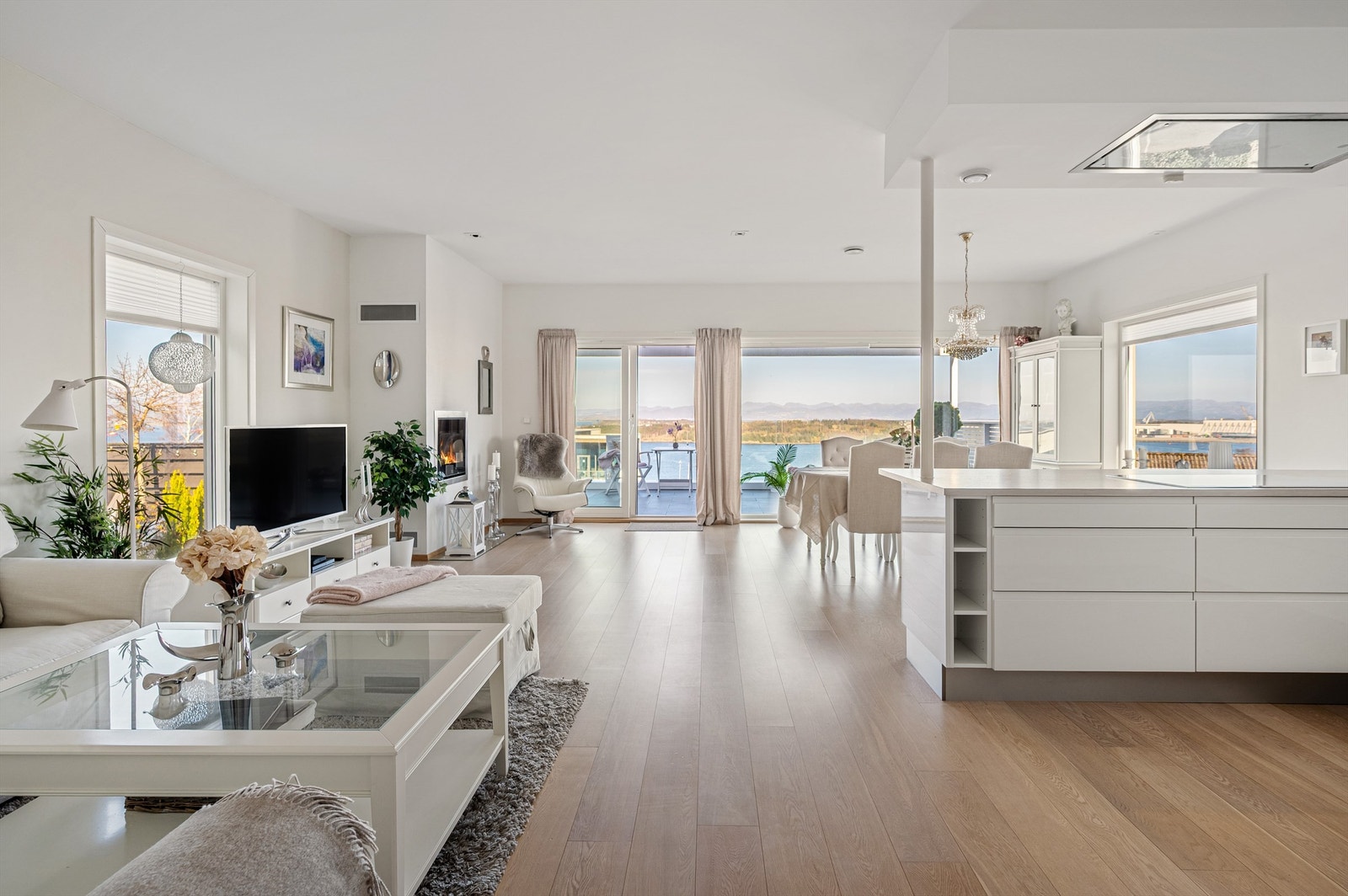 Stuen domineres av store vindusflater mot Byfjorden. Galleribilde