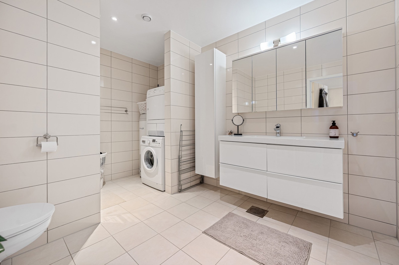 Badet i utleieleiligheten er stort og av samme kvalitet som i resten av huset Galleribilde