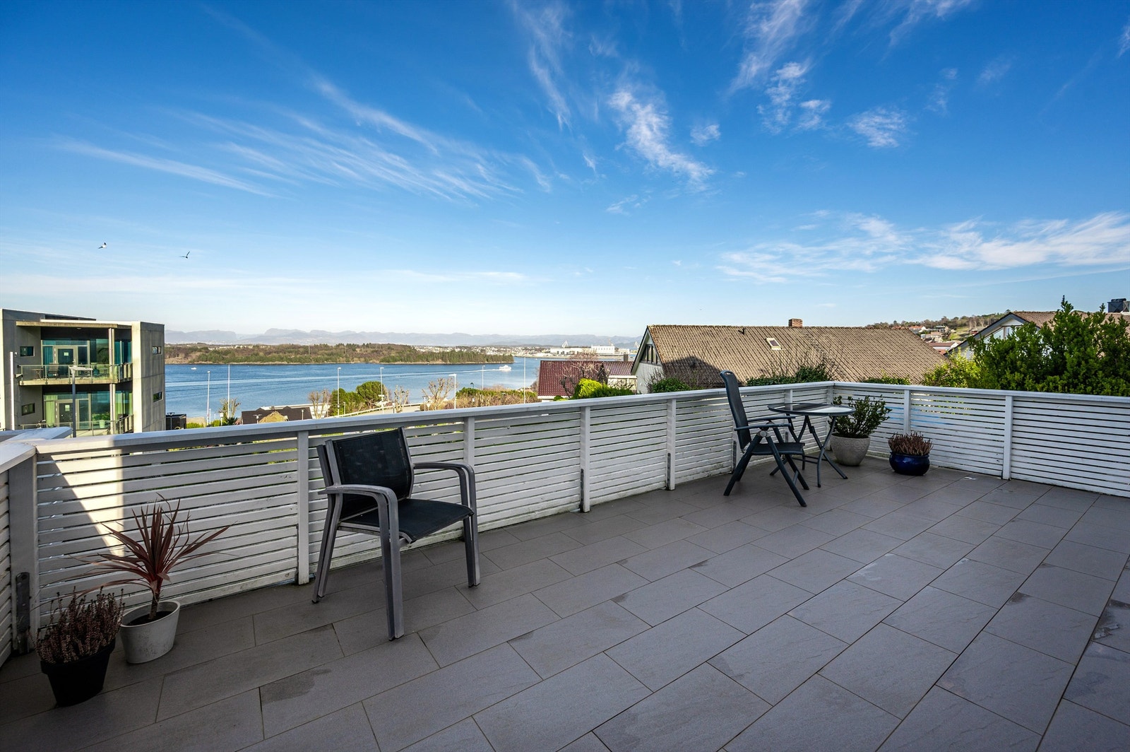 Leiligheten i sokkelen har dispoert et stort uteareal med flere solsoner Galleribilde