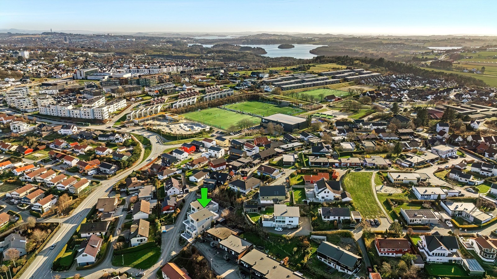 Sjøhusbakken 11 ligger fint og sentralt til med kort avstand til det aller meste Galleribilde