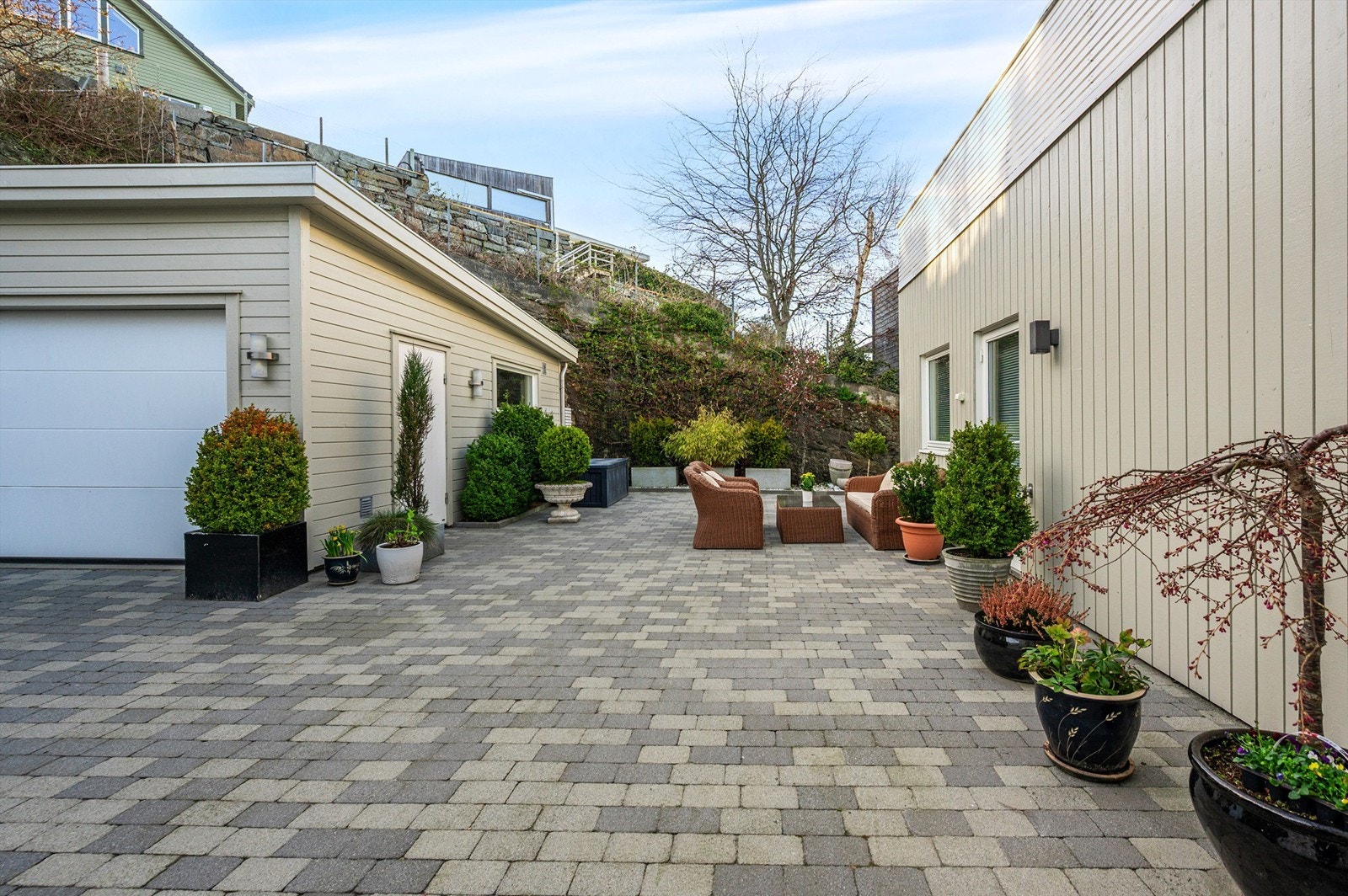 I bakhagen kan en nyte ettermiddagssolen - Her ser en også at det er adkomst til garasje via sidedør Galleribilde