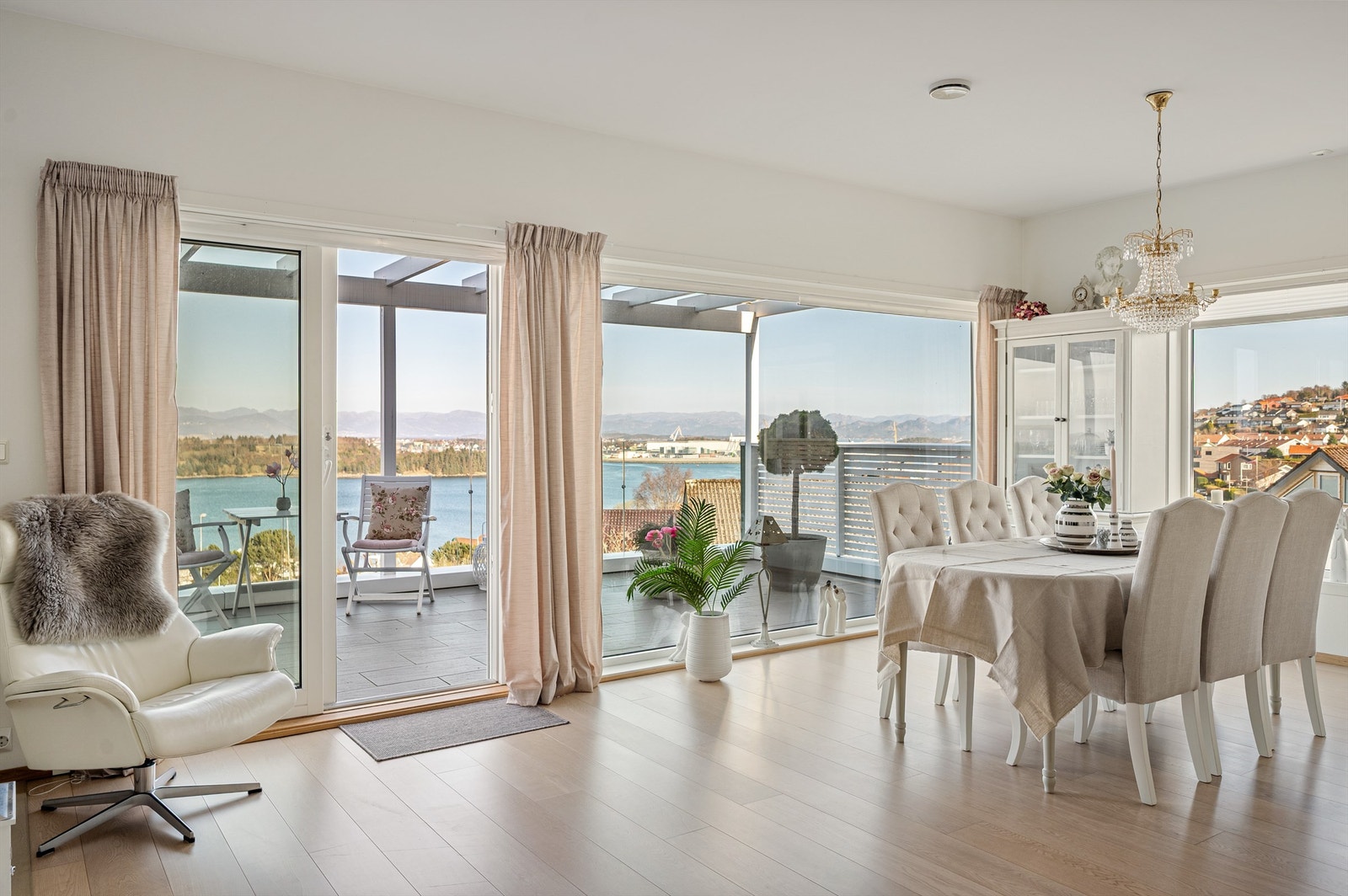 Fra stuen er det utgang til en av boligens terrasser. På denne er det sol fra den står opp til ca kl 13.00 Galleribilde