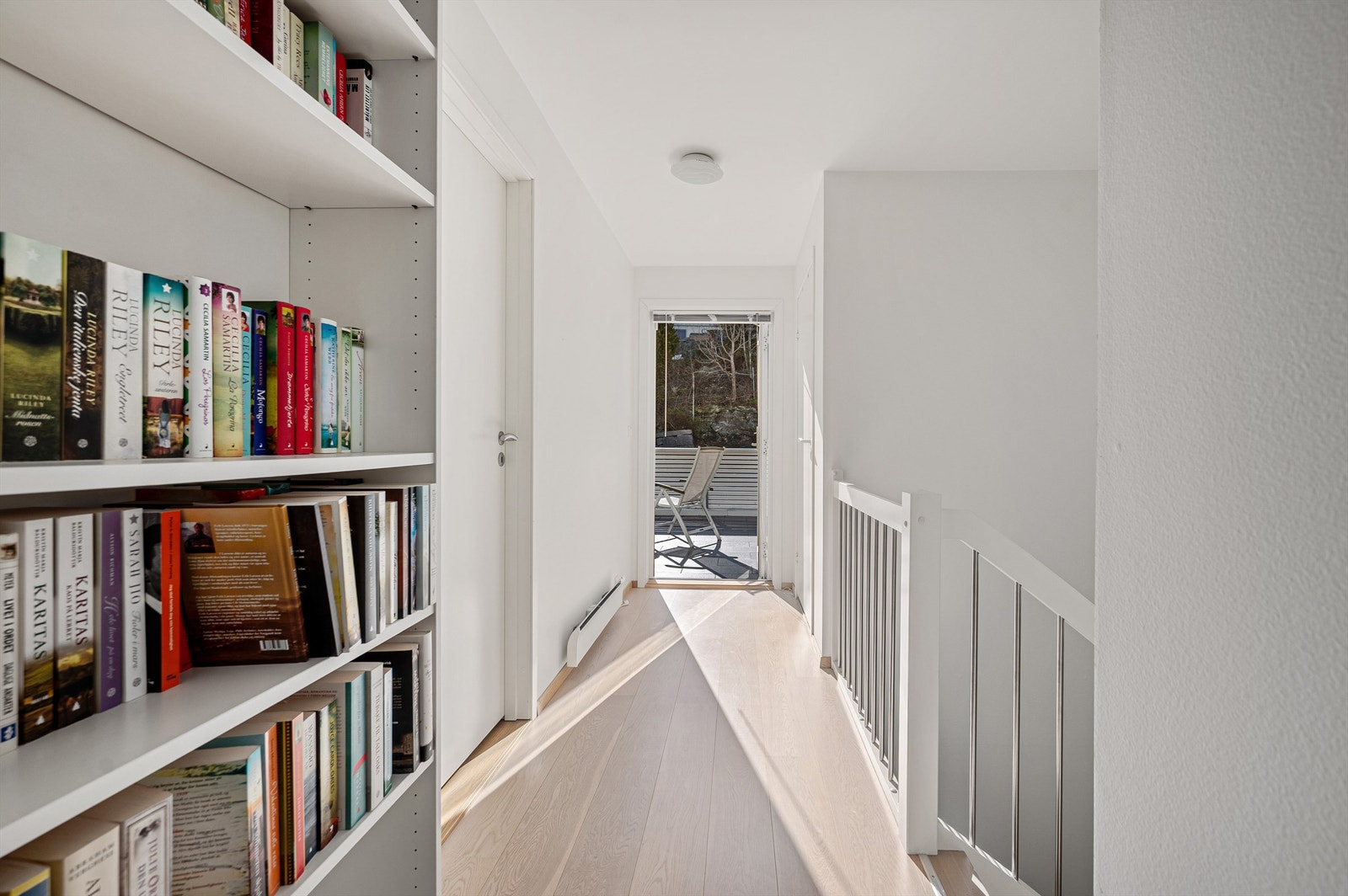 Fra toppetasjen er det utgang til takterrasse med kveldssol Galleribilde