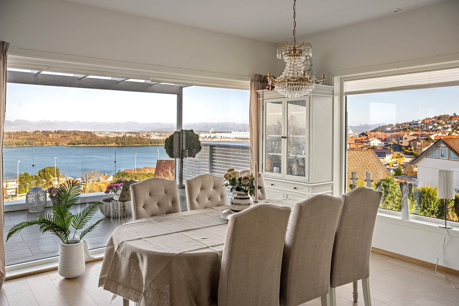 Utsikten er upåklagelig - På fine dager ser en helt til Ryfylke, Tau og Jørpeland Galleribilde