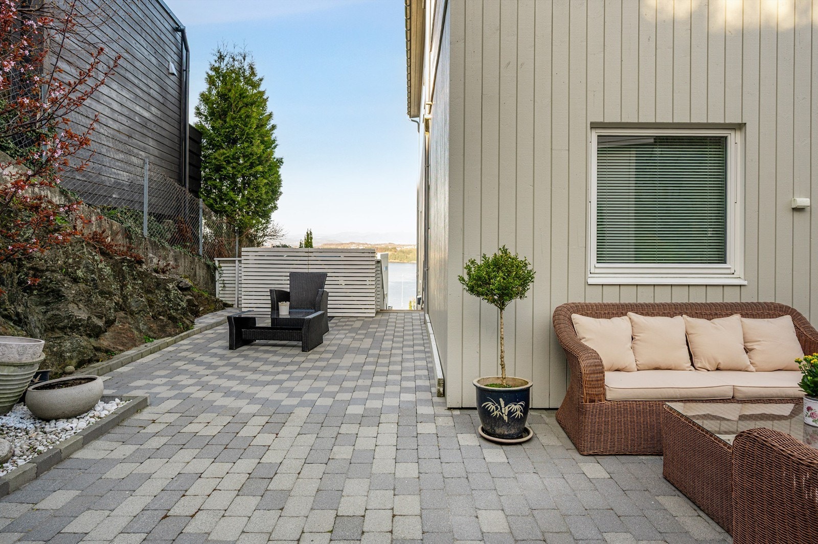 Spilekassen i bildet har selger bygget for å huse søppelspannene Galleribilde