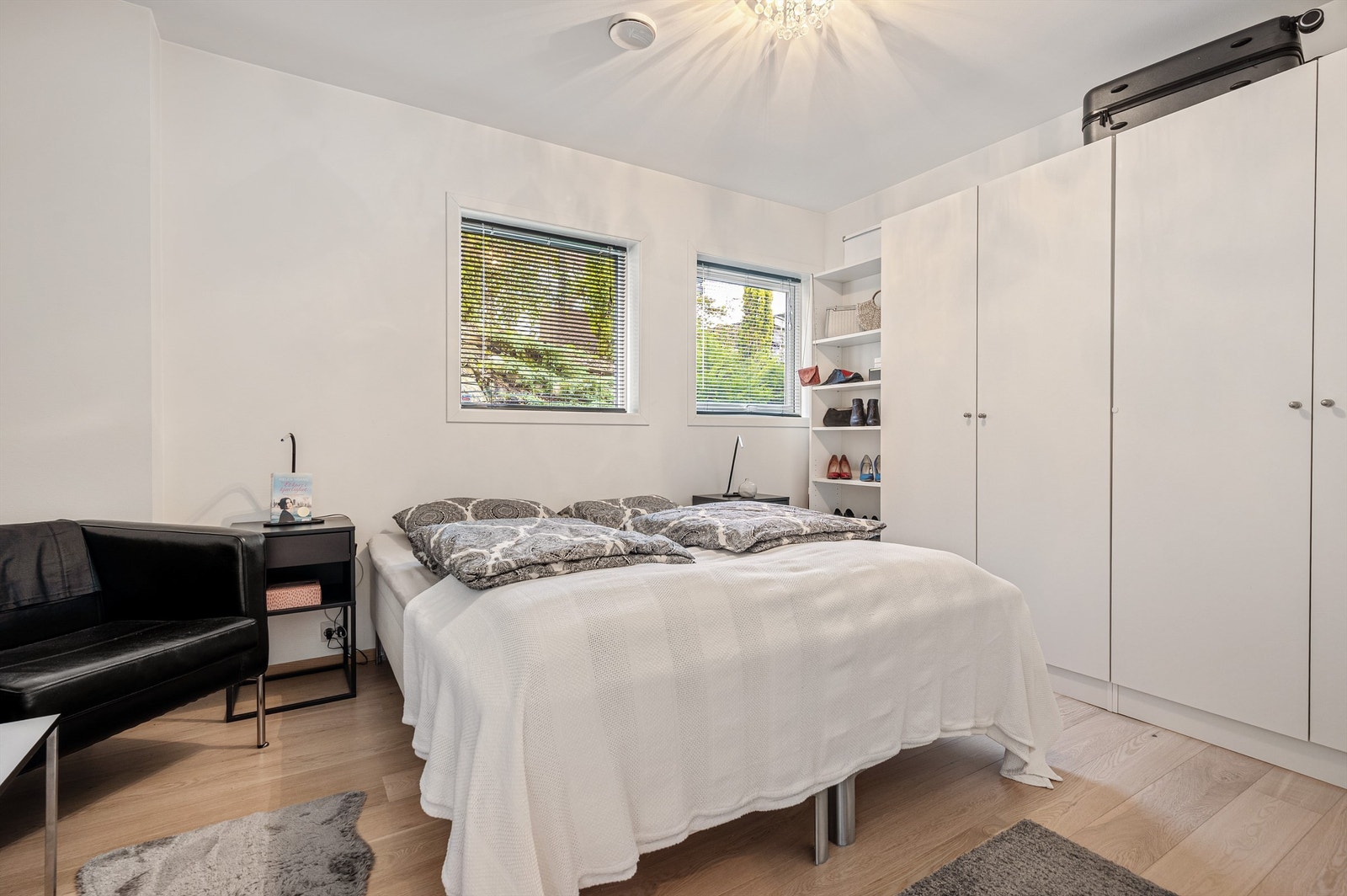 Hovedsoverom i utleieleiligheten med god garderobeplass Galleribilde