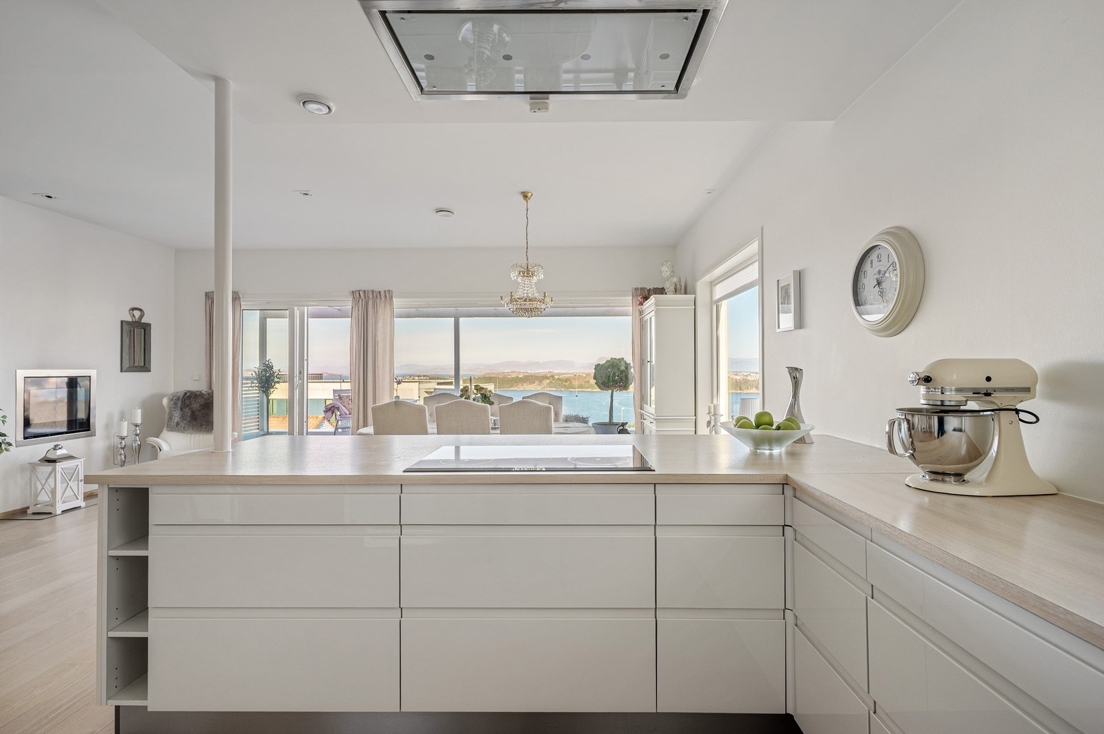 Det er montert en takintegrert ventilator på kjøkkenet Galleribilde