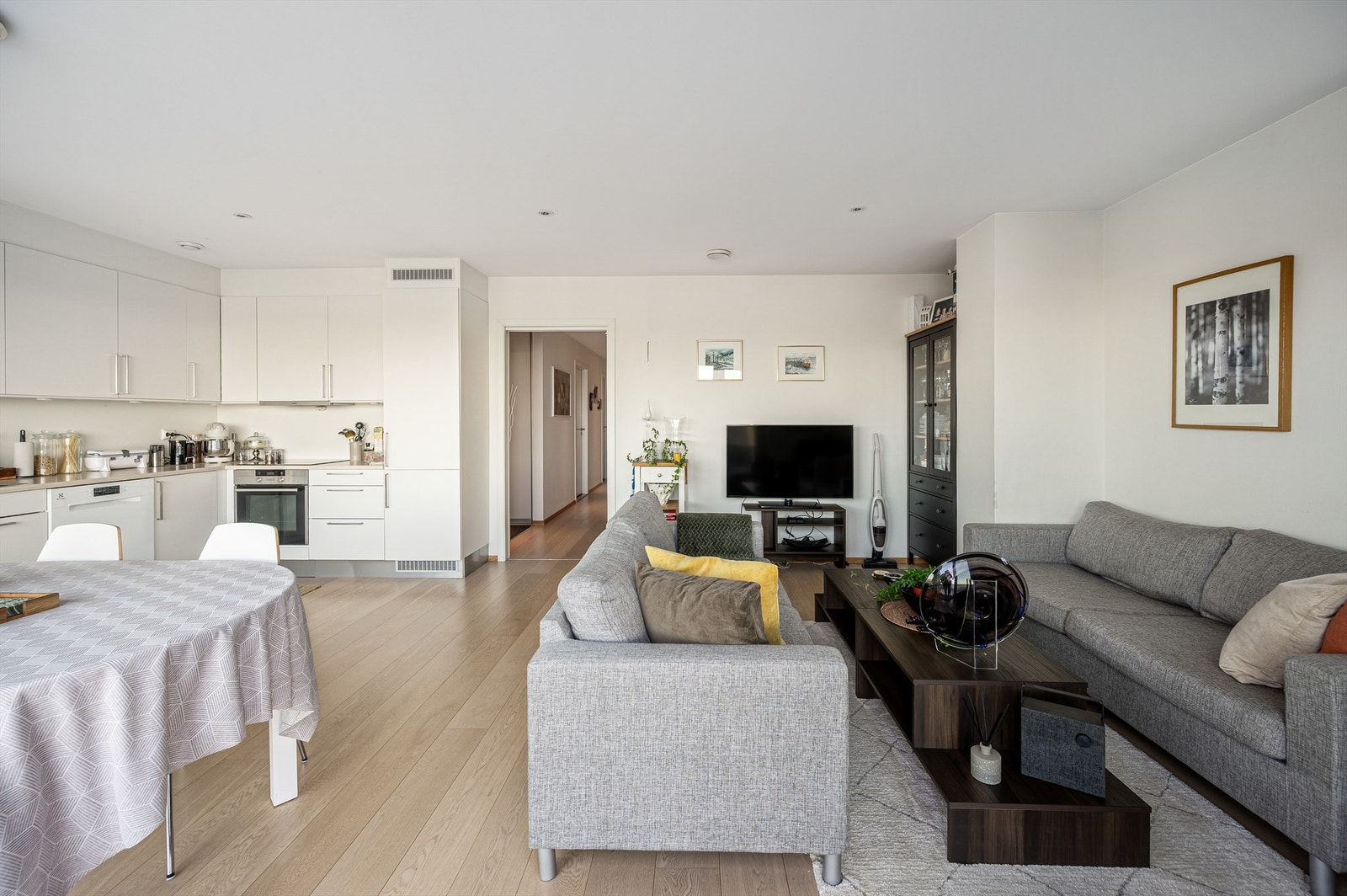 Leiligheten i sokkelen - Stuen har god takhøye og spotter i taket Galleribilde