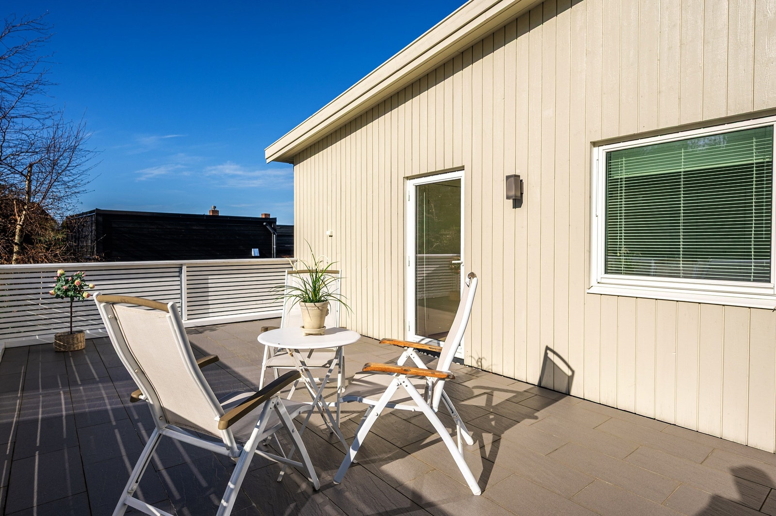 Også denne terrassen er fliselagt Galleribilde