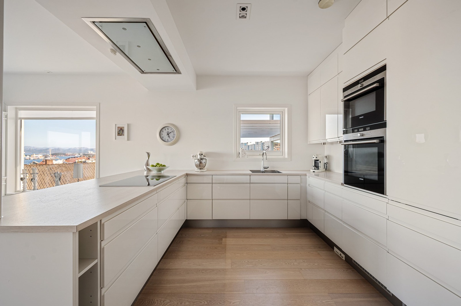 Kjøkkeninnredningen er fra HTH. Det er utstyrt med praktisk smulesuger i sokkelen Galleribilde