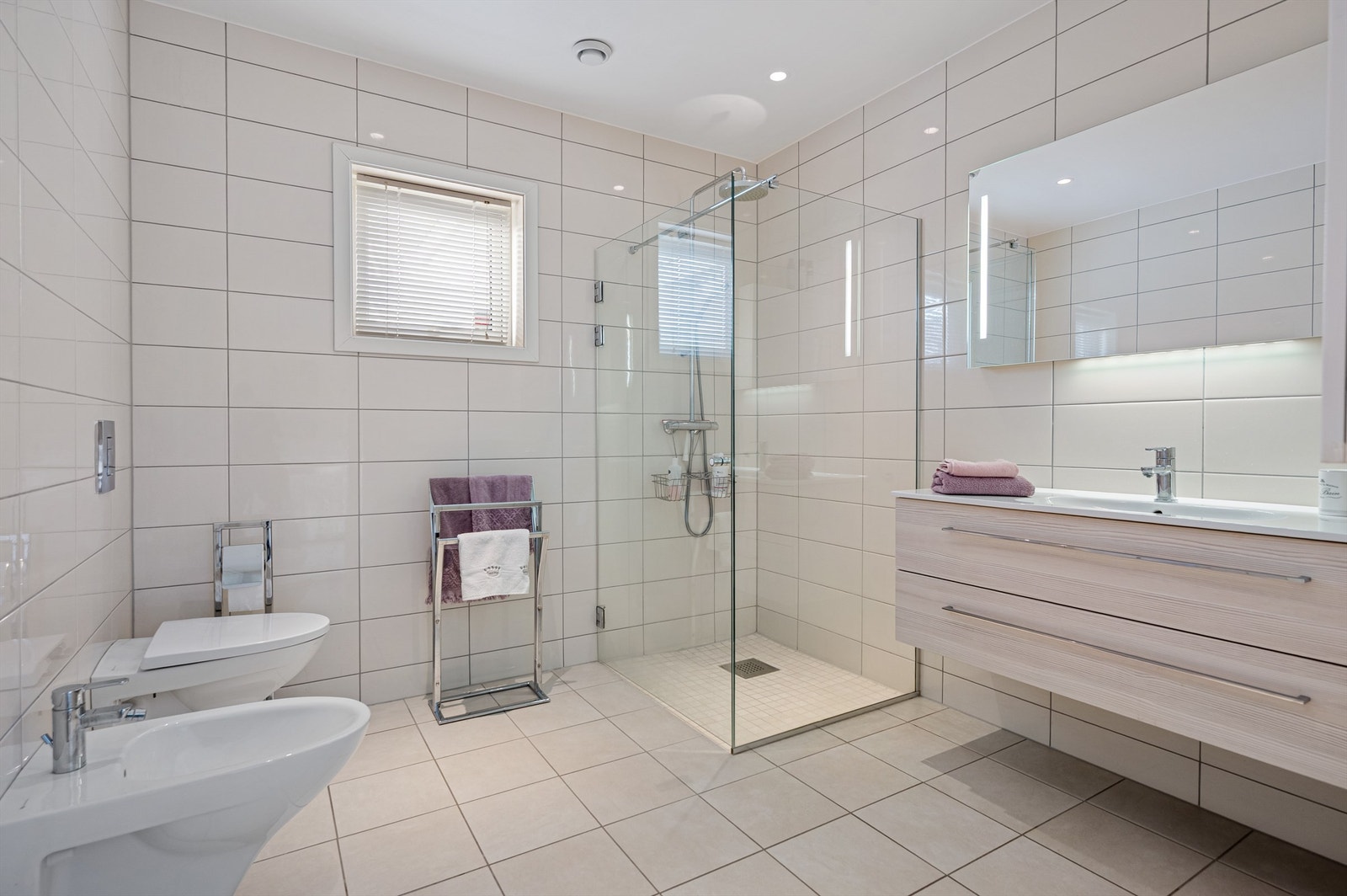 Badet tilliggende hovedsoverommet Galleribilde