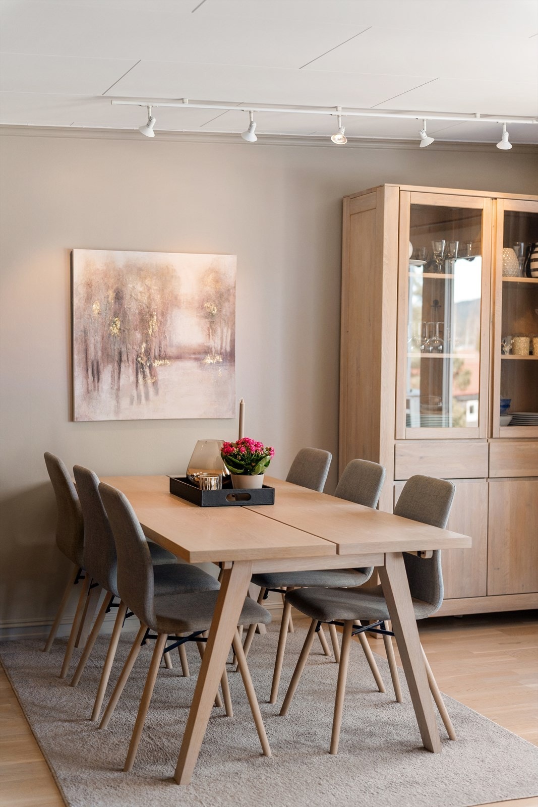 Det er god plass for spisegruppe i stuen Galleribilde
