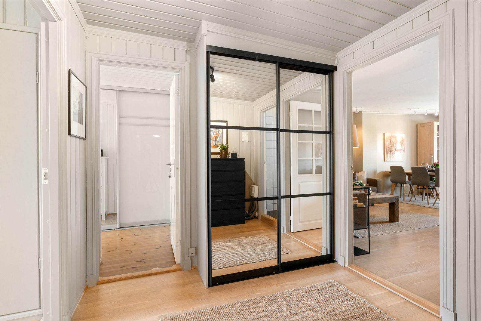Flott entré med skyvedørsgarderobe med god plass for yttertøy og sko Galleribilde