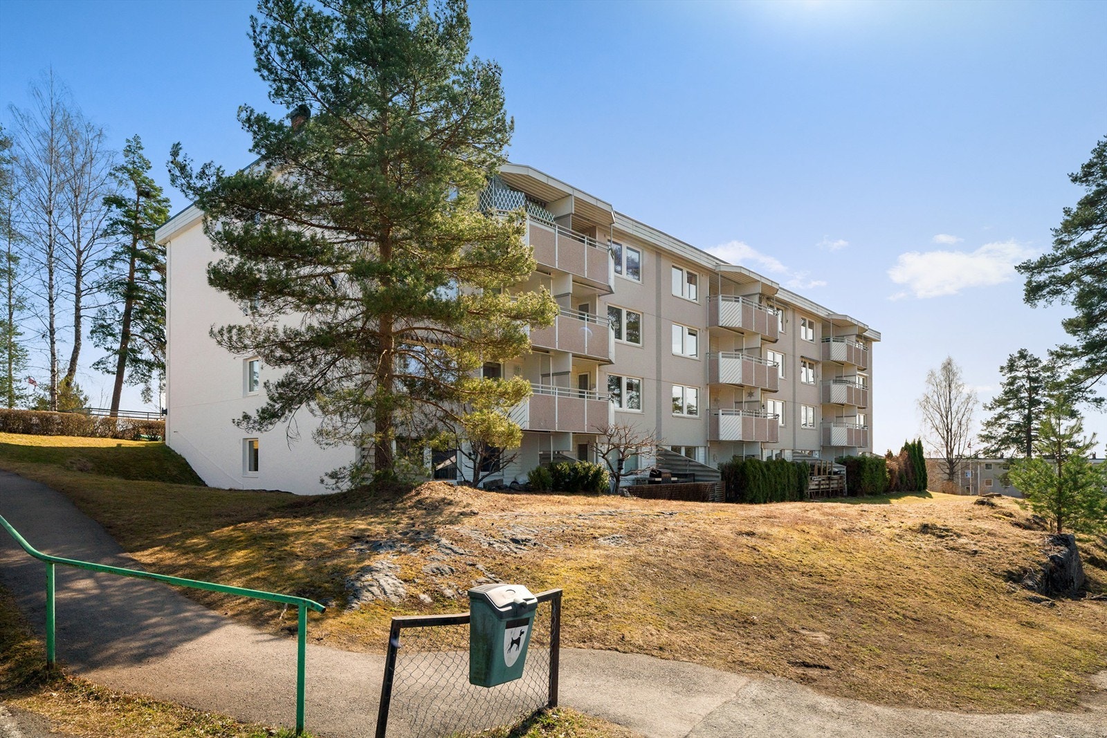 Leiligheten ligger i et attraktivt og hyggelig boligområde på Hosle, med korte avstander til forretninger, offentlig kommunikasjon og flotte turområder Galleribilde