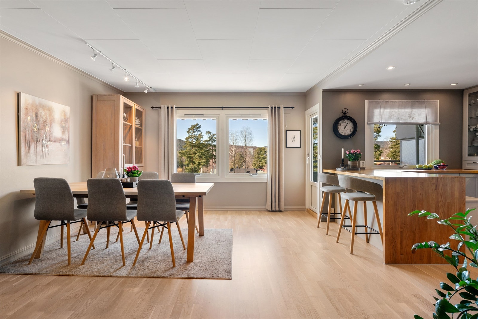 Lys og gjennomgående 4-roms toppleilighet Galleribilde