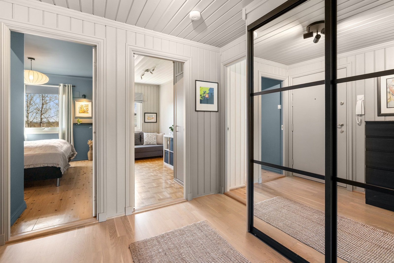 Leiligheten har tre gode soverom, alle med plass for seng, skap og annet passende møblement. Ett av soverommene har adkomst til en praktisk bod Galleribilde