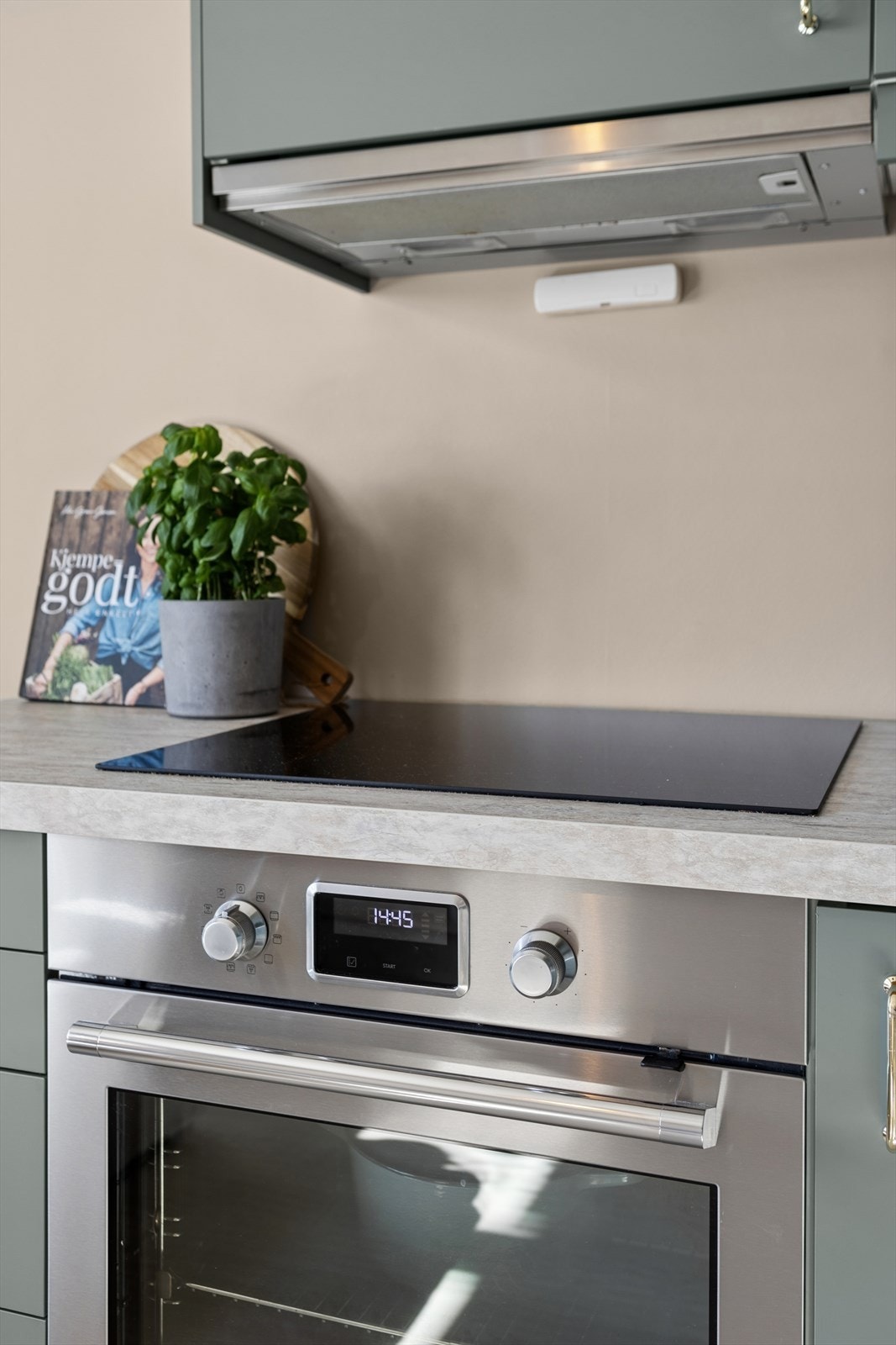 Rehabilitering overflater stue/kjøkken, samt ny kjøkkeninnredning i 2022. Galleribilde