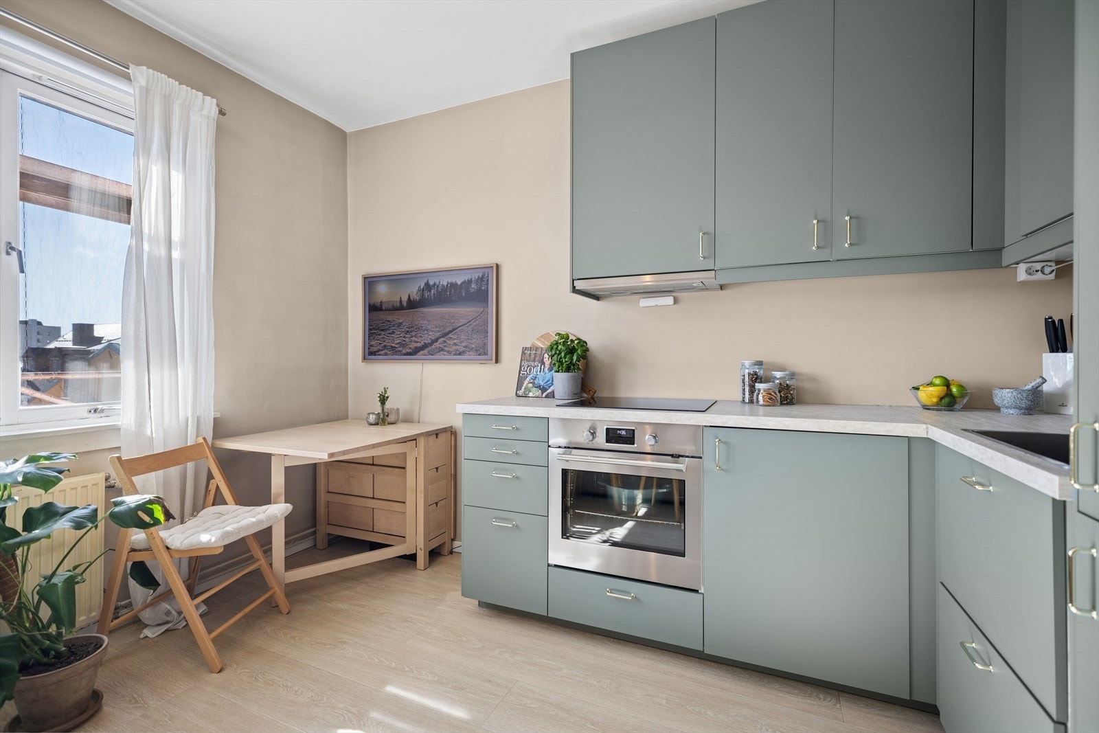 Forøvrig god plass til oppbevaring i kjøkkenskap. Galleribilde