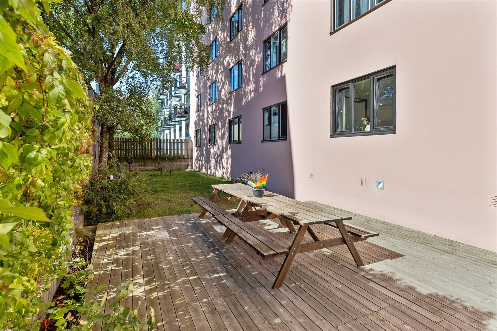 Bakgård. Galleribilde