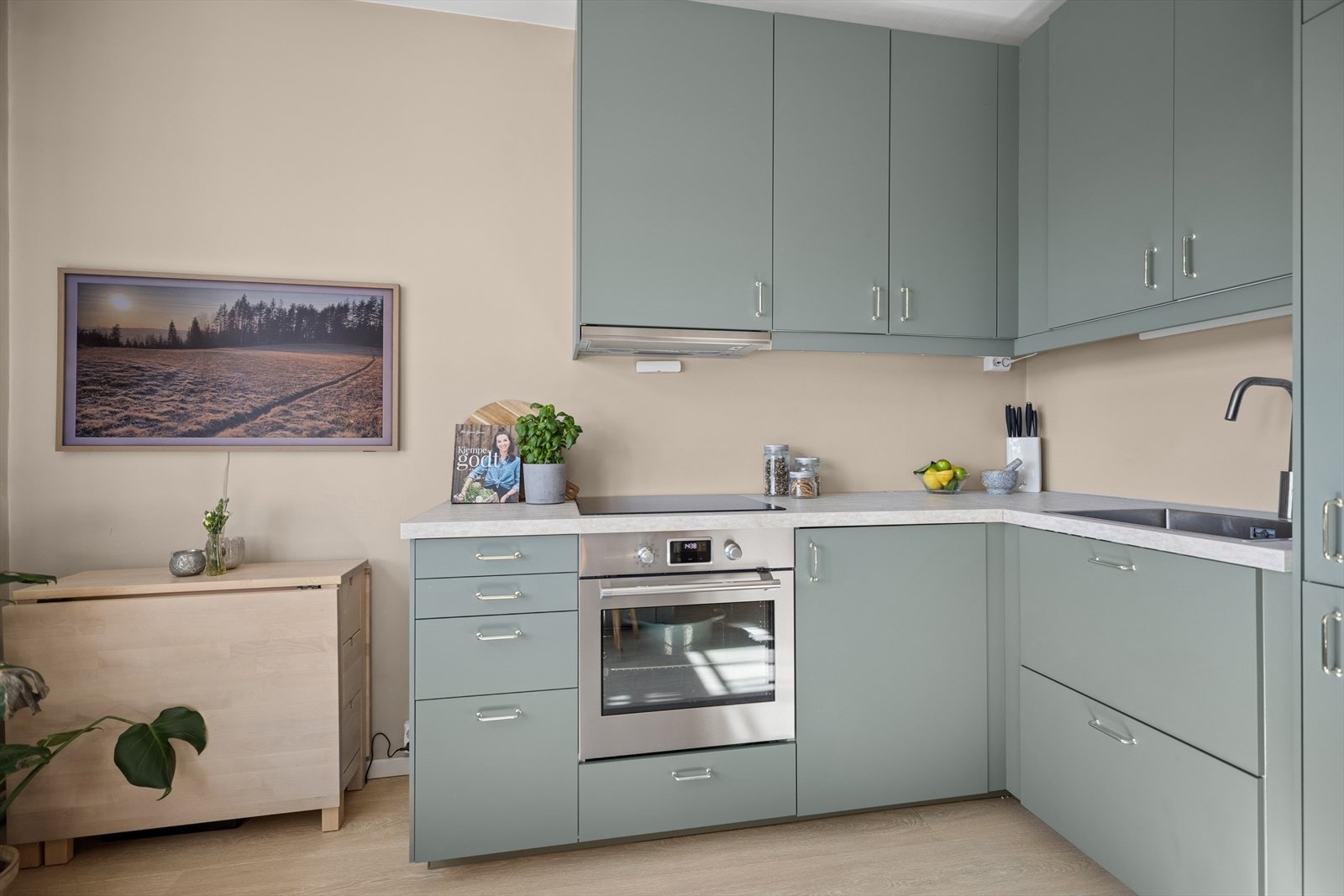 Kjøkkenet nytt i 2022 med innredning fra IKEA med slette, lakkerte fronter og benkeplate. Galleribilde