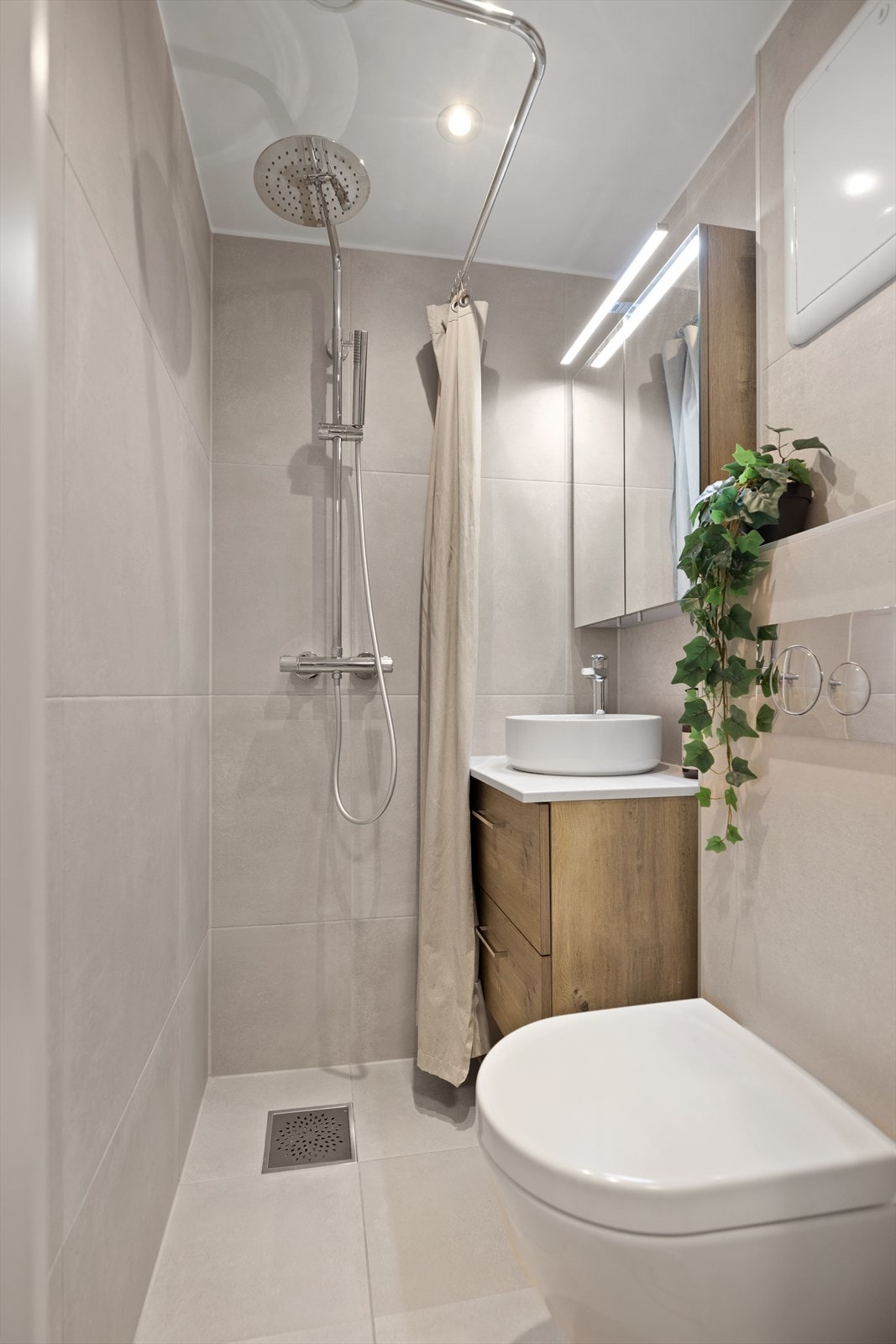 Badet har et moderne og delikat preg, med downlights spotter og lys innredning. Galleribilde