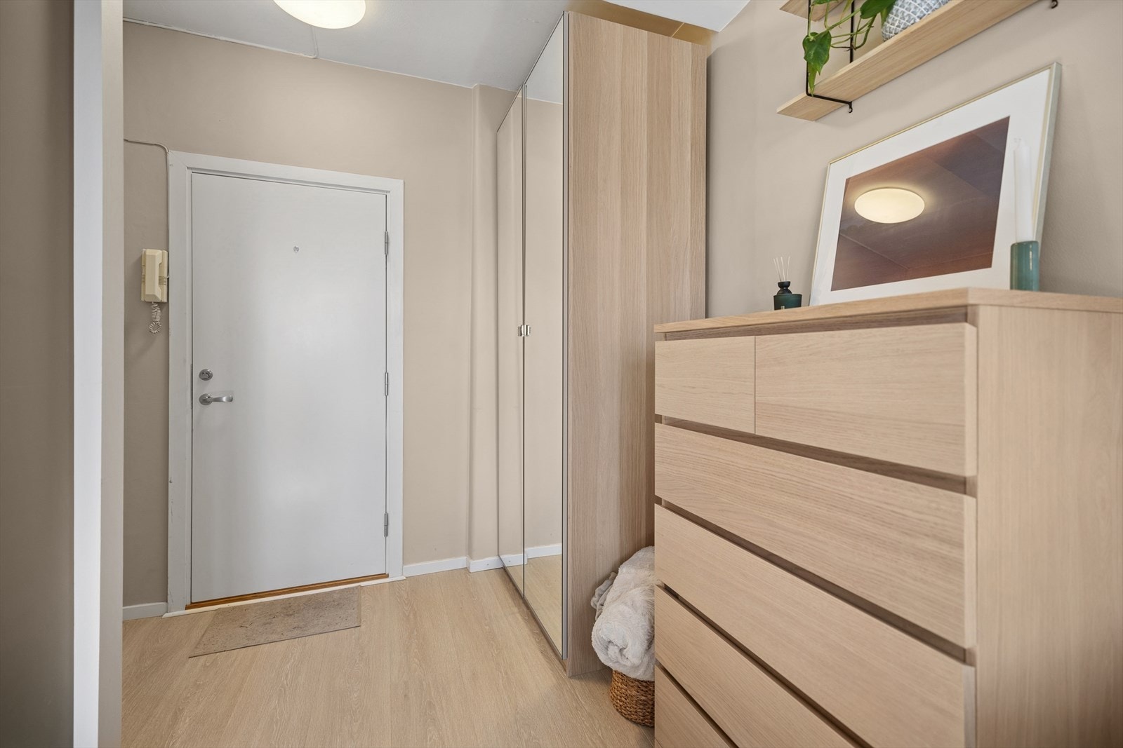 God plass til å henge fra seg jakker i garderobeskap og jakkeoppheng. Galleribilde