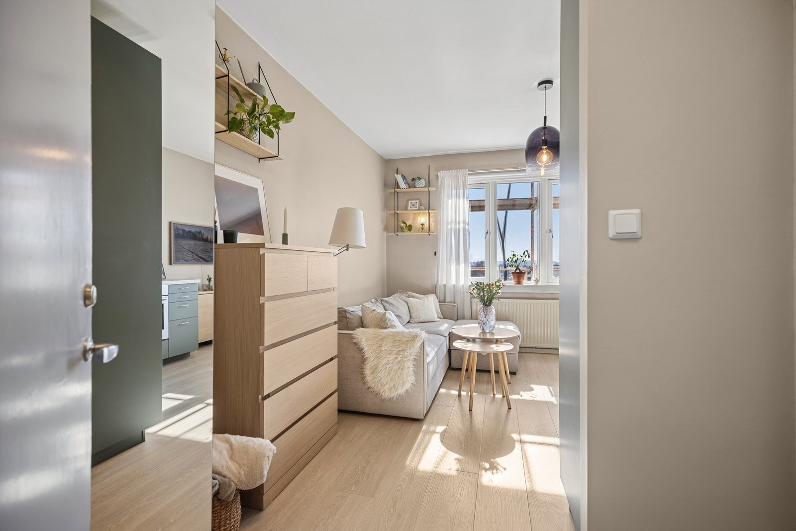 Godt med oppbevaringsmuligheter i garderobeskap som følger. Galleribilde