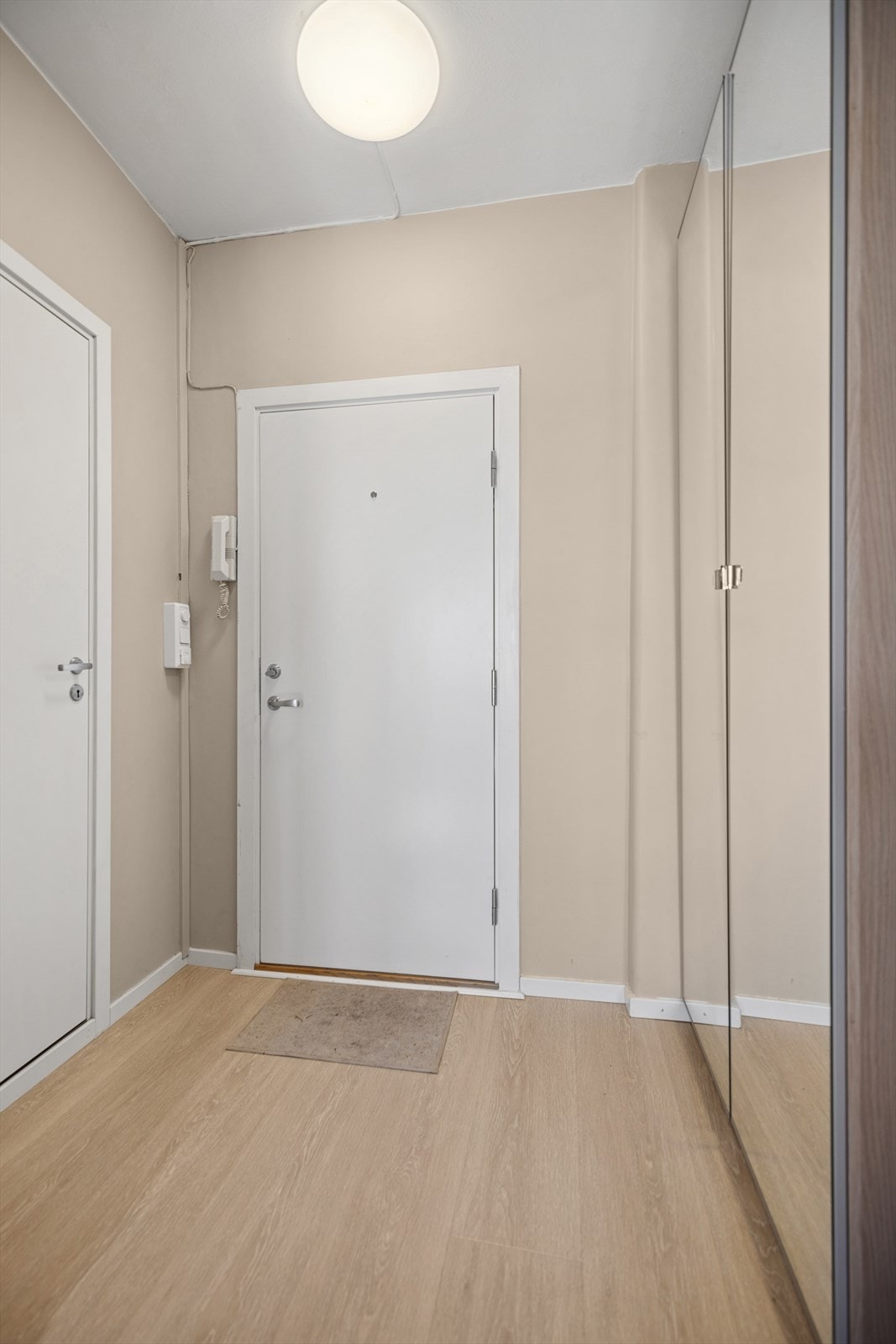 Ditt første møte med leiligheten er en innbydende entre. Galleribilde