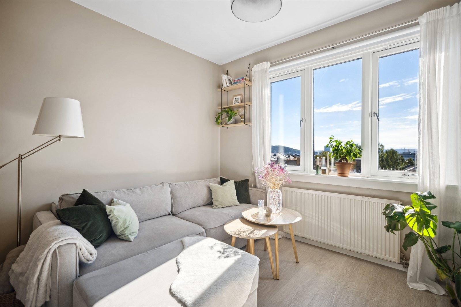 Stuen er kledd i lyse farger og har stort lysinnslipp via vindu. Galleribilde