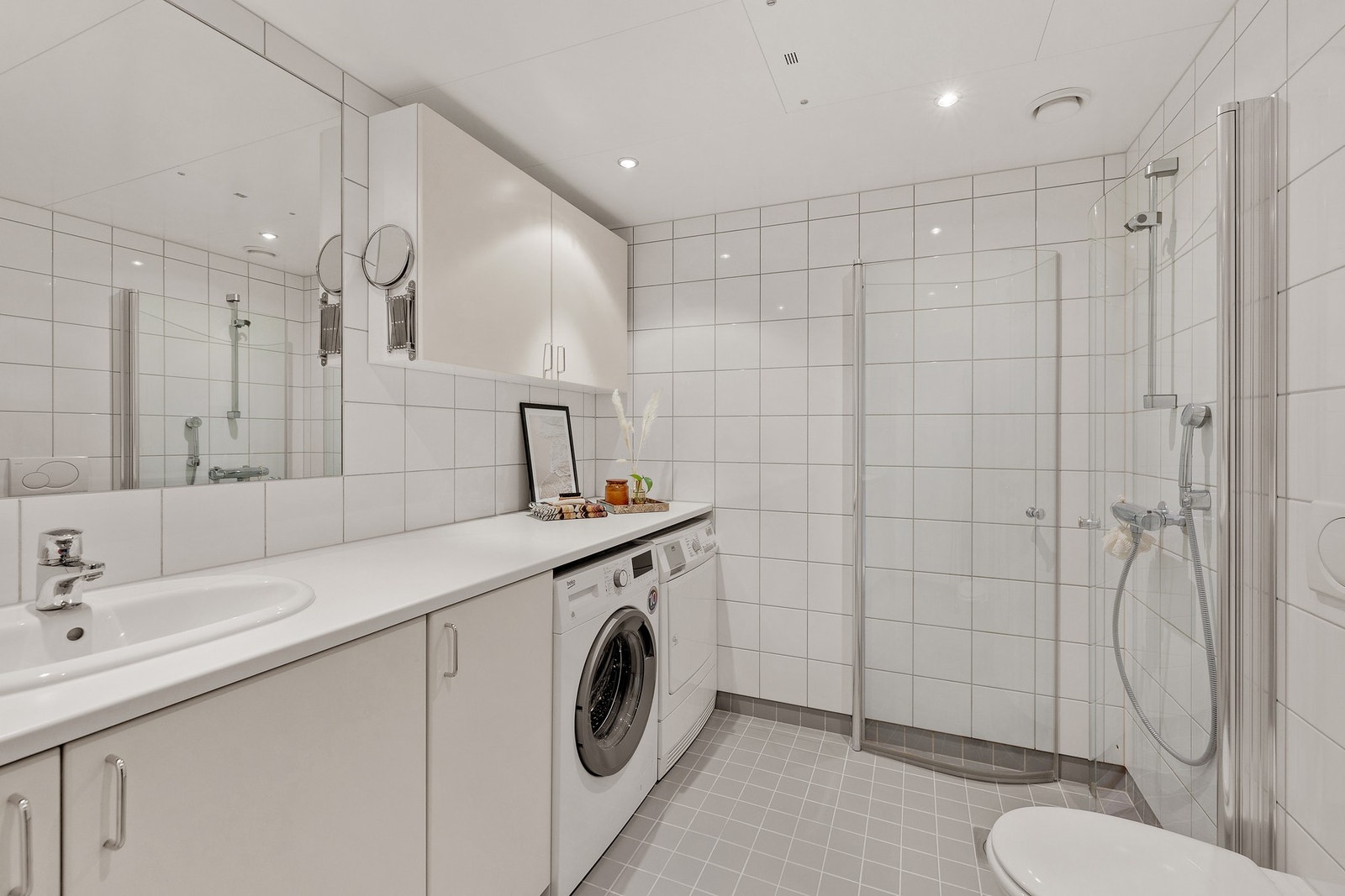Stort bad med opplegg for vaskemaskin og tørketrommel Galleribilde