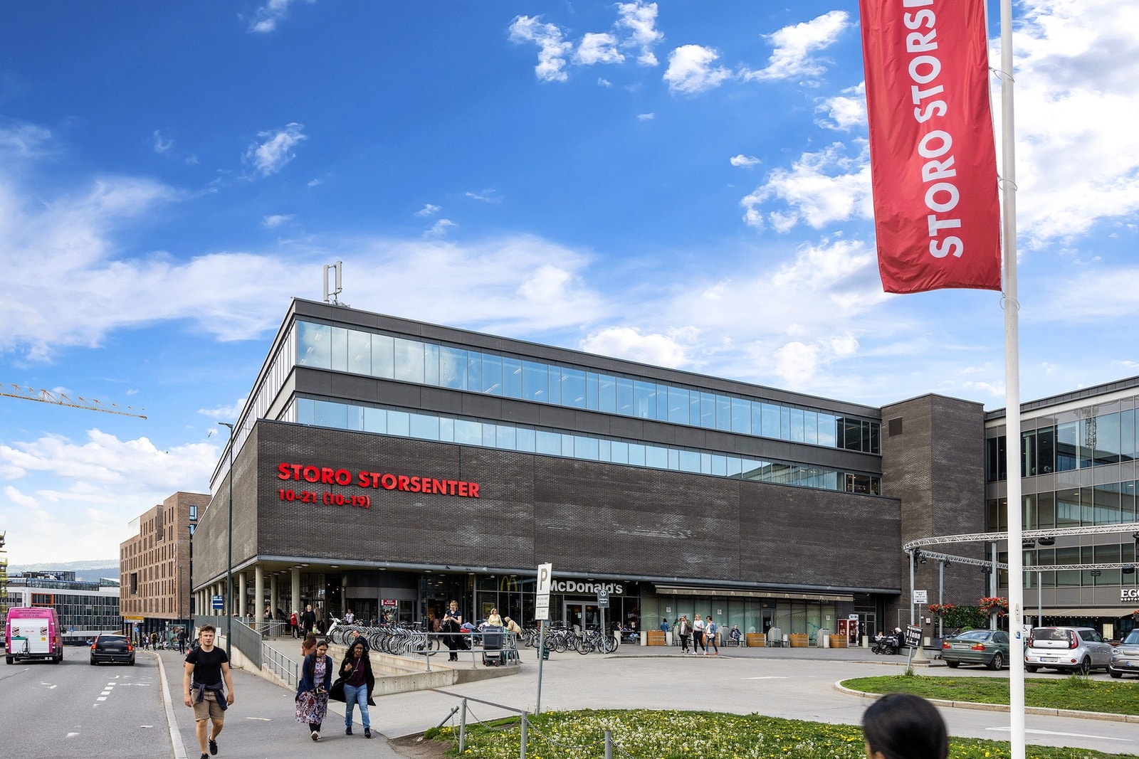 Rett ved ligger Storo Storsenter som er Oslos største shoppingsenter, med over 140 butikker, spisesteder og tjenester. Galleribilde