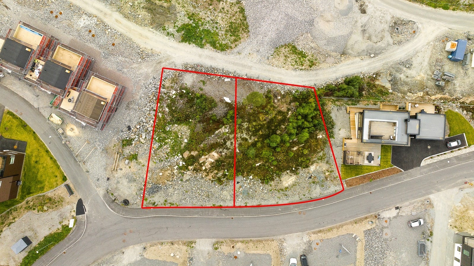 Høyre del av markert område er tomten som selges. Galleribilde