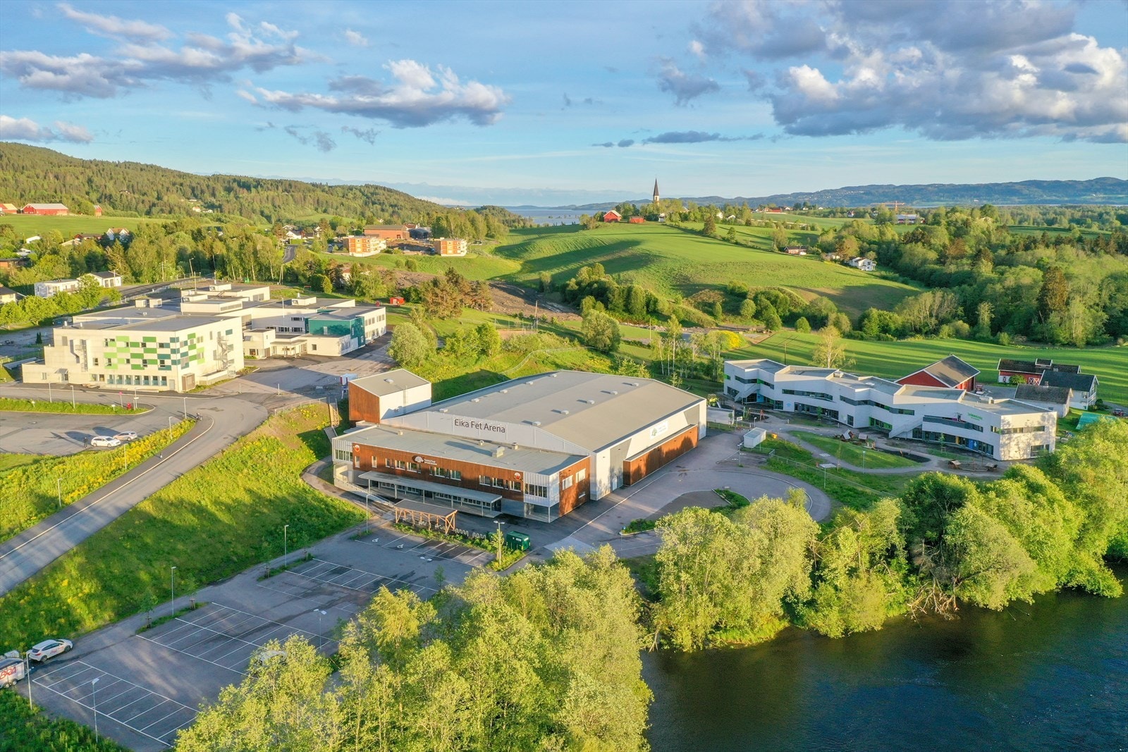 Kommunen har et mangfoldig og variert tilbud innen kultur og idrett med bl.a. den nye idrettshallen Eika Arena. Galleribilde
